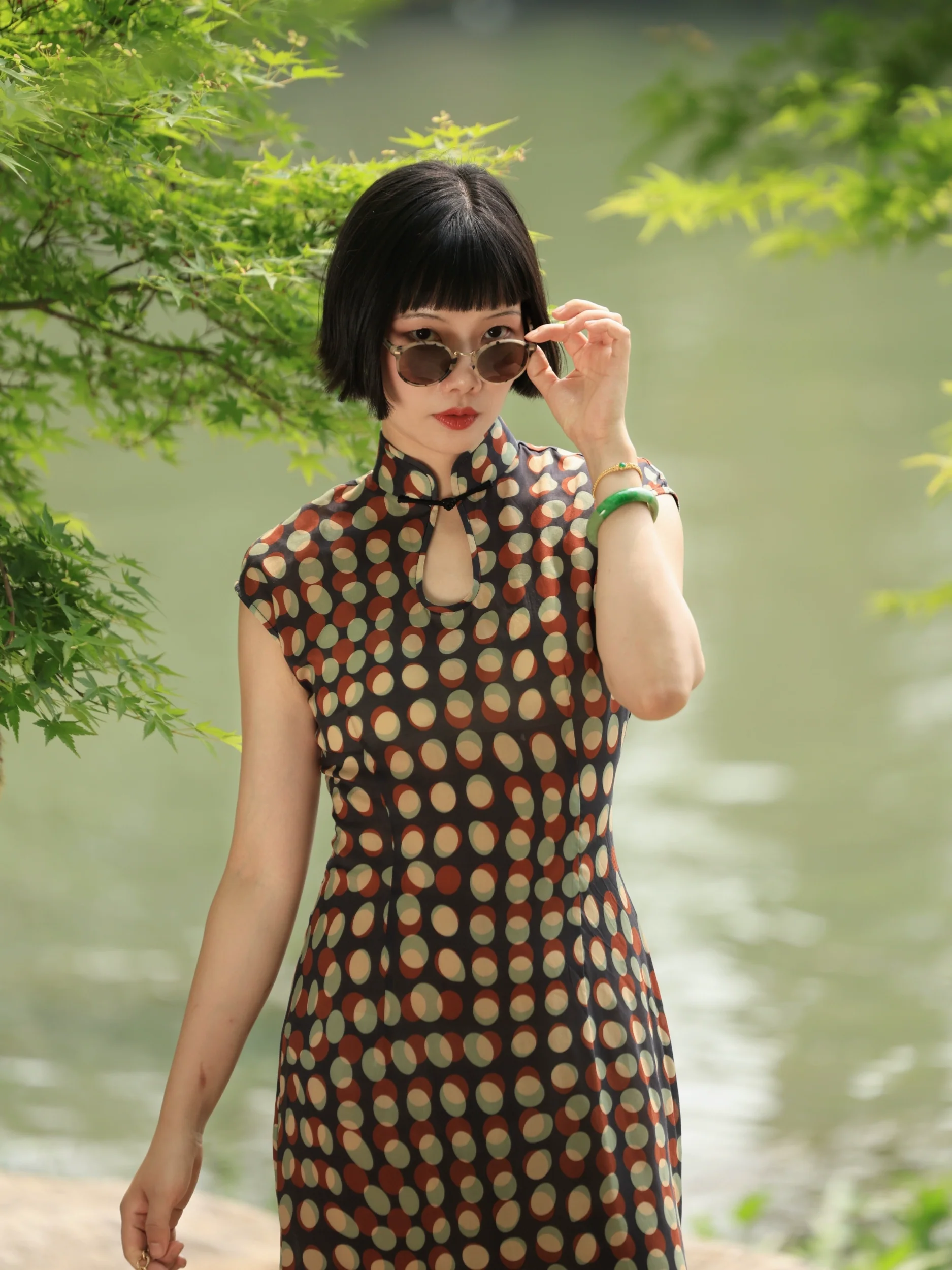 Nian Nian 念念 Forever Etched Midcentury Hong Kong Keyhole Short Sleeve Qipao - Image 2