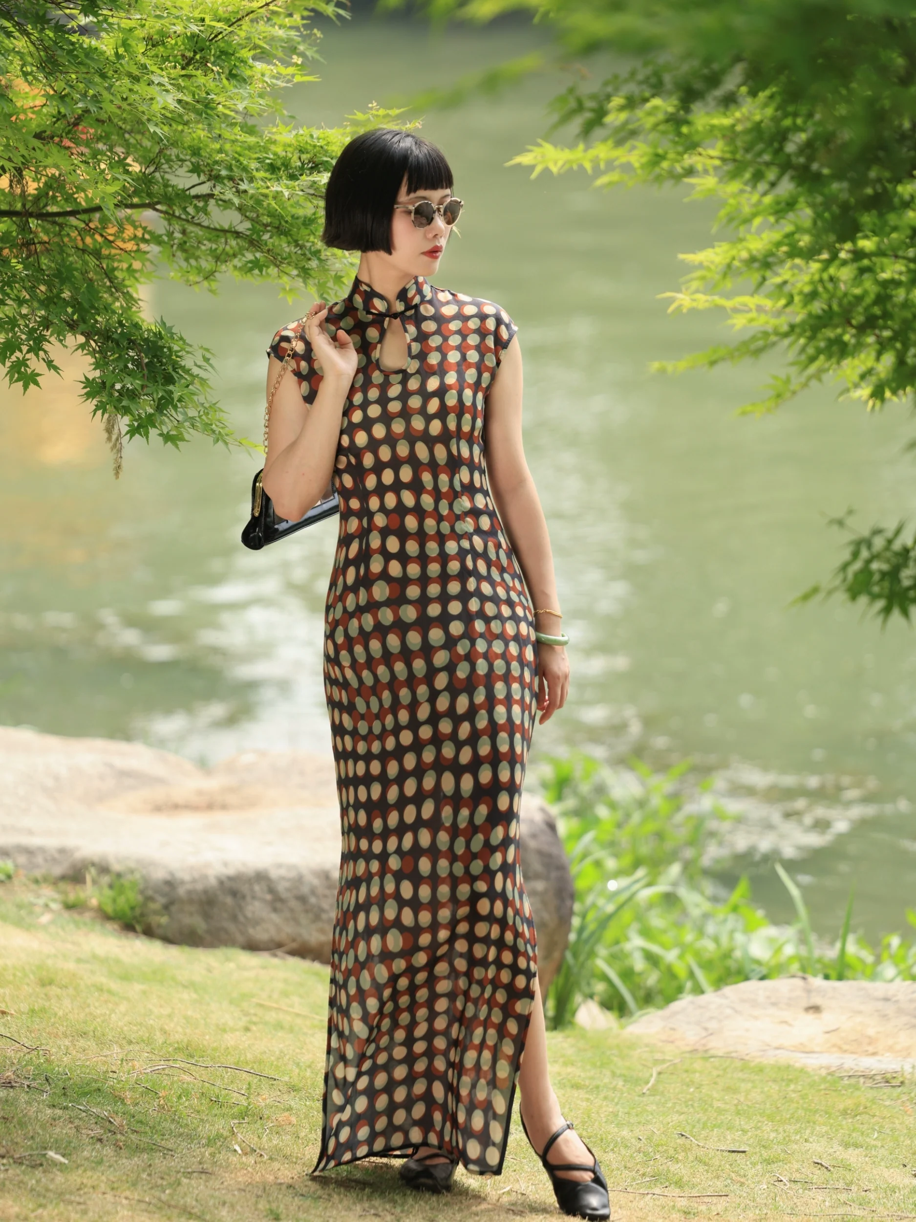 Nian Nian 念念 Forever Etched Midcentury Hong Kong Keyhole Short Sleeve Qipao - Image 4