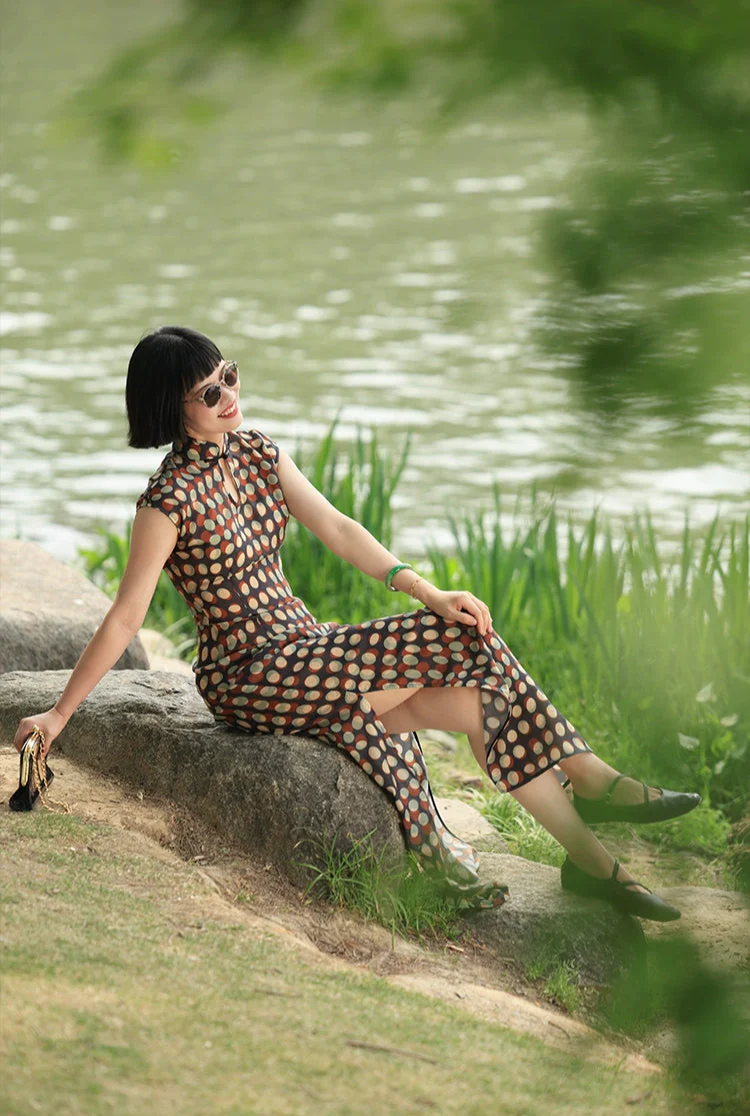 Nian Nian 念念 Forever Etched Midcentury Hong Kong Keyhole Short Sleeve Qipao - Image 5