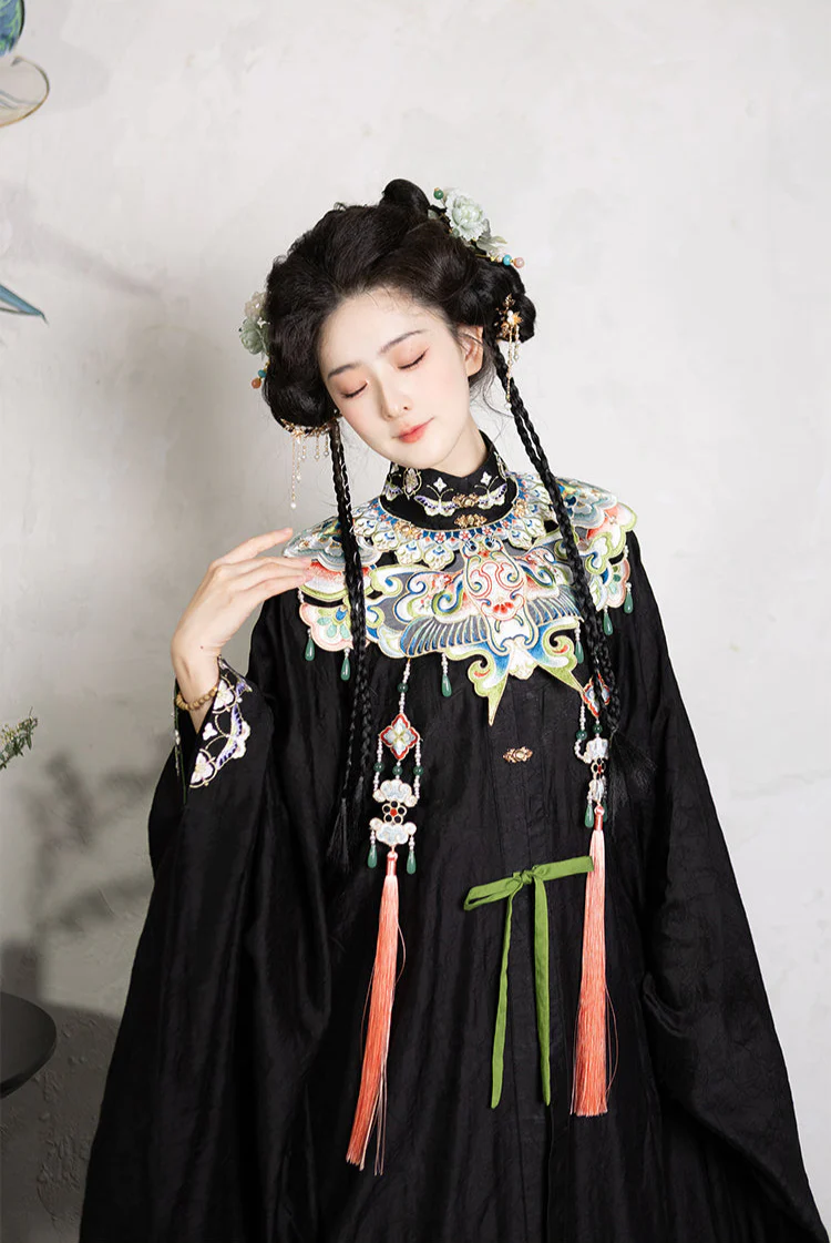 Piao Zheng 飘筝 Floating Kites Modernized Ming Yunjian Cloud Collar Long Top & Mamian Skirt Set - Image 9