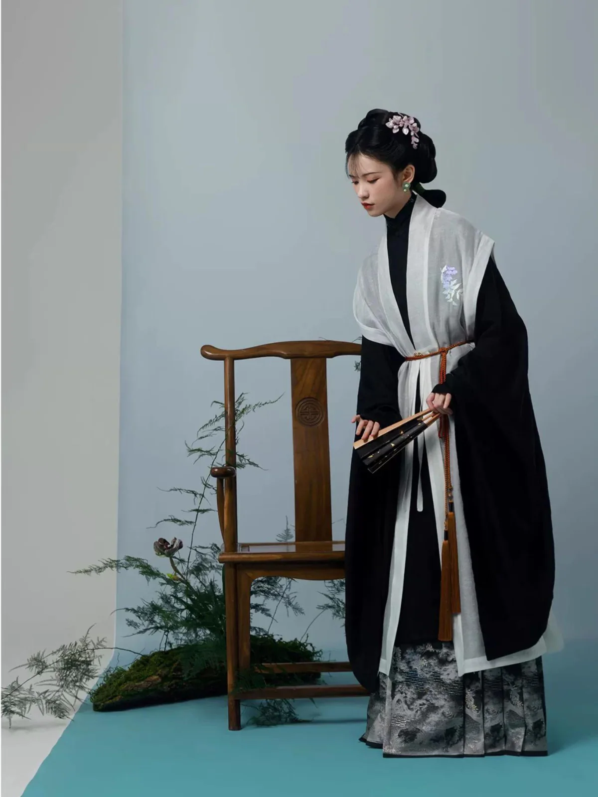 Pine & Snow 有松雪 Late Ming Dynasty Embroidered Bijia Aoqun Set - Image 3