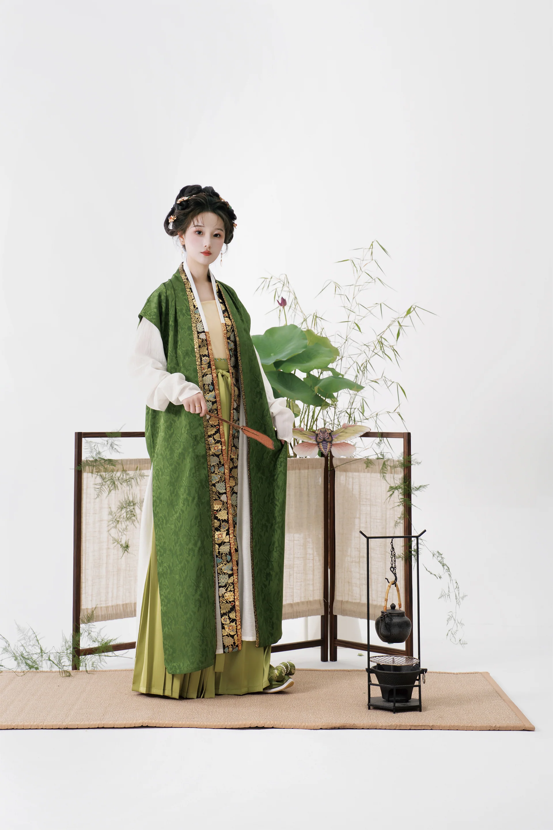 Serenade of Peaceful Joy 清平乐 Northern Song Dynasty Brocade Trim Changshan Top Bijia Vest & Baidiequn Skirt Set - Image 20