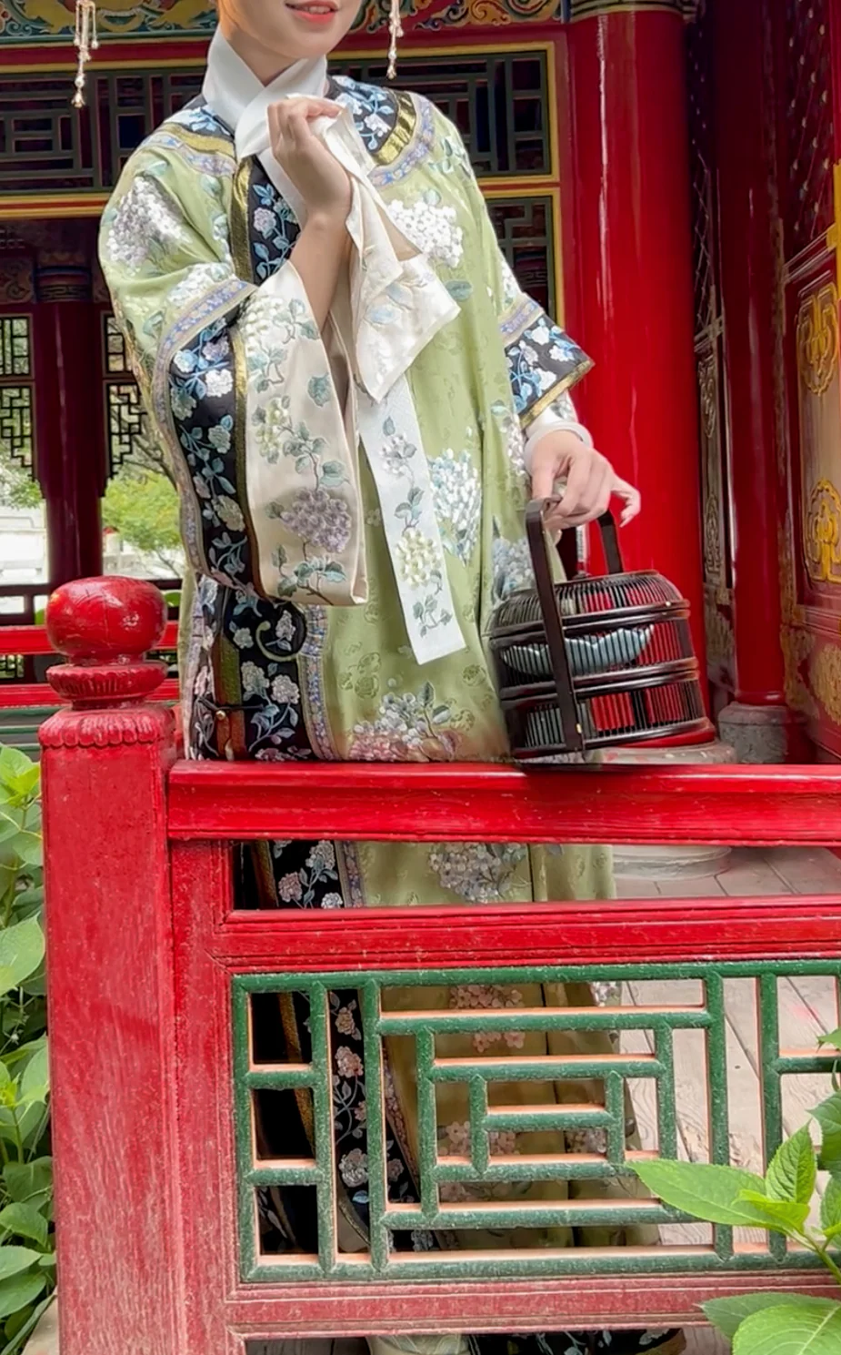 Qiongzhi Yulu 琼枝玉露 Delectable Wine Qing Dynasty Embroidered Hyacinths Manchurian Changpao Robe - Image 10