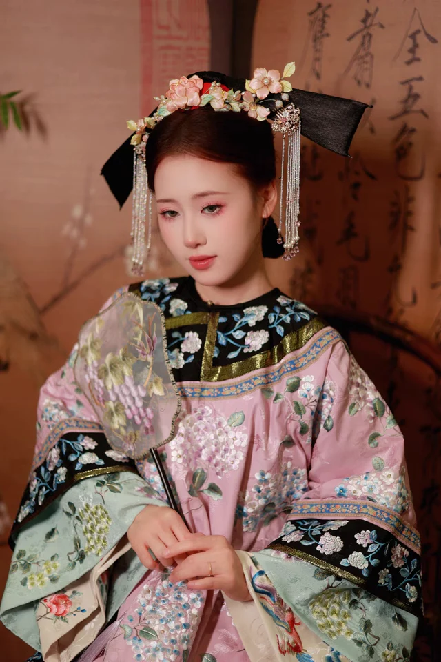 Qiongzhi Yulu 琼枝玉露 Delectable Wine Qing Dynasty Embroidered Hyacinths Manchurian Changpao Robe - Image 4