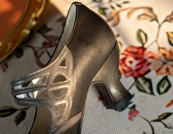 San Hé 三河 Three Rivers 1930s Triple Strap & Buckle Genuine Leather Heels - Image 11