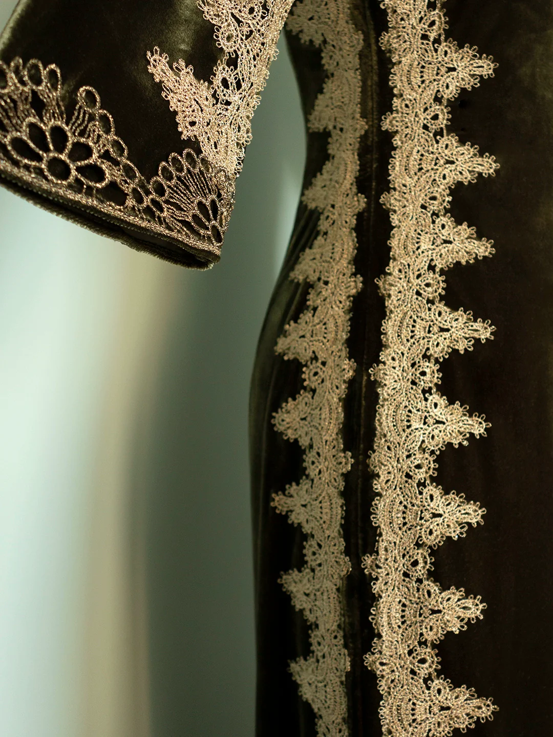 Shexiang Furen 奢香夫人 Extravagant Mistress 1920s Velvet Lace Long Sleeve Qipao - Image 6