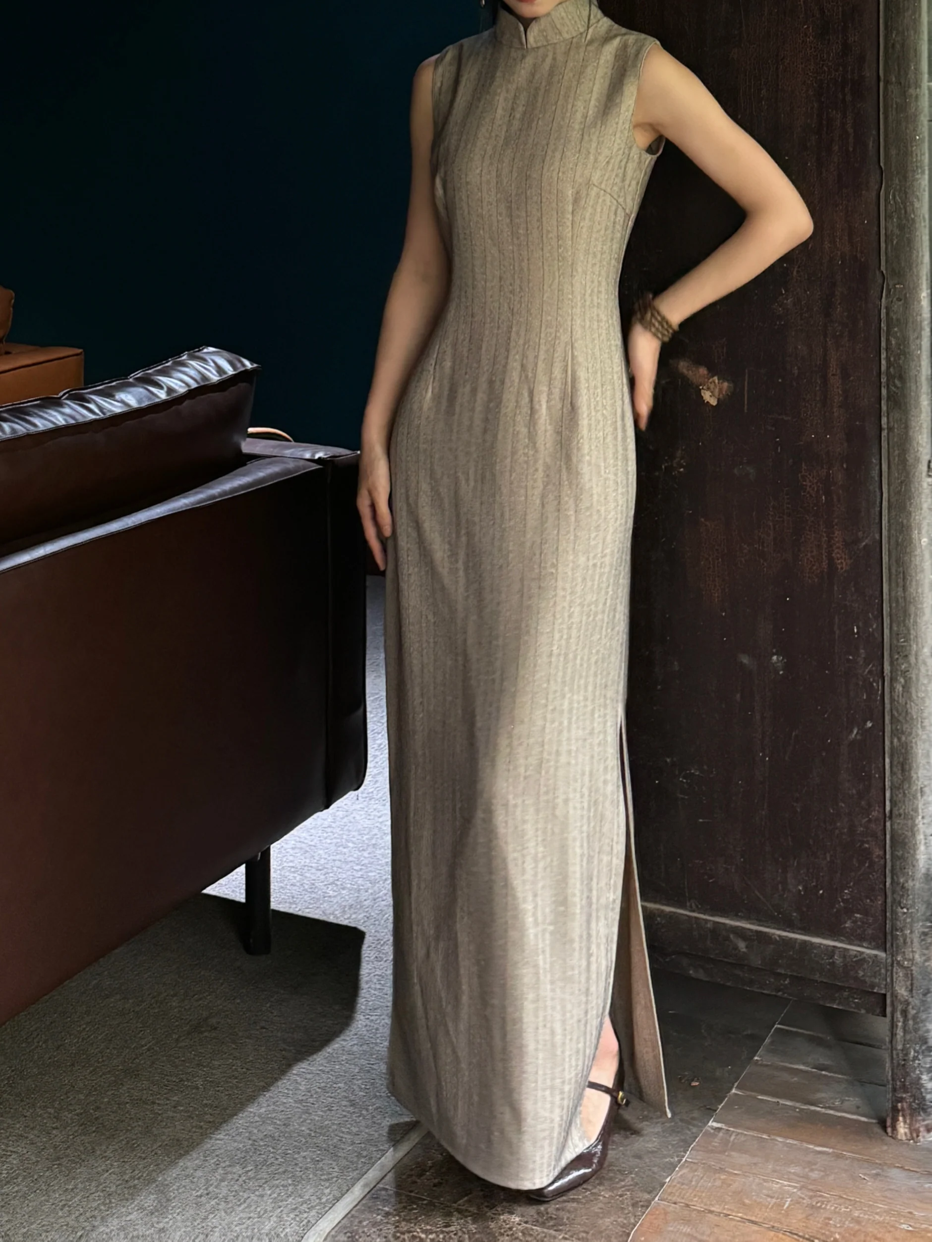 Sukè 素刻 Plain Carving Modernized Pinstripe Sleeveless Qipao - Image 13
