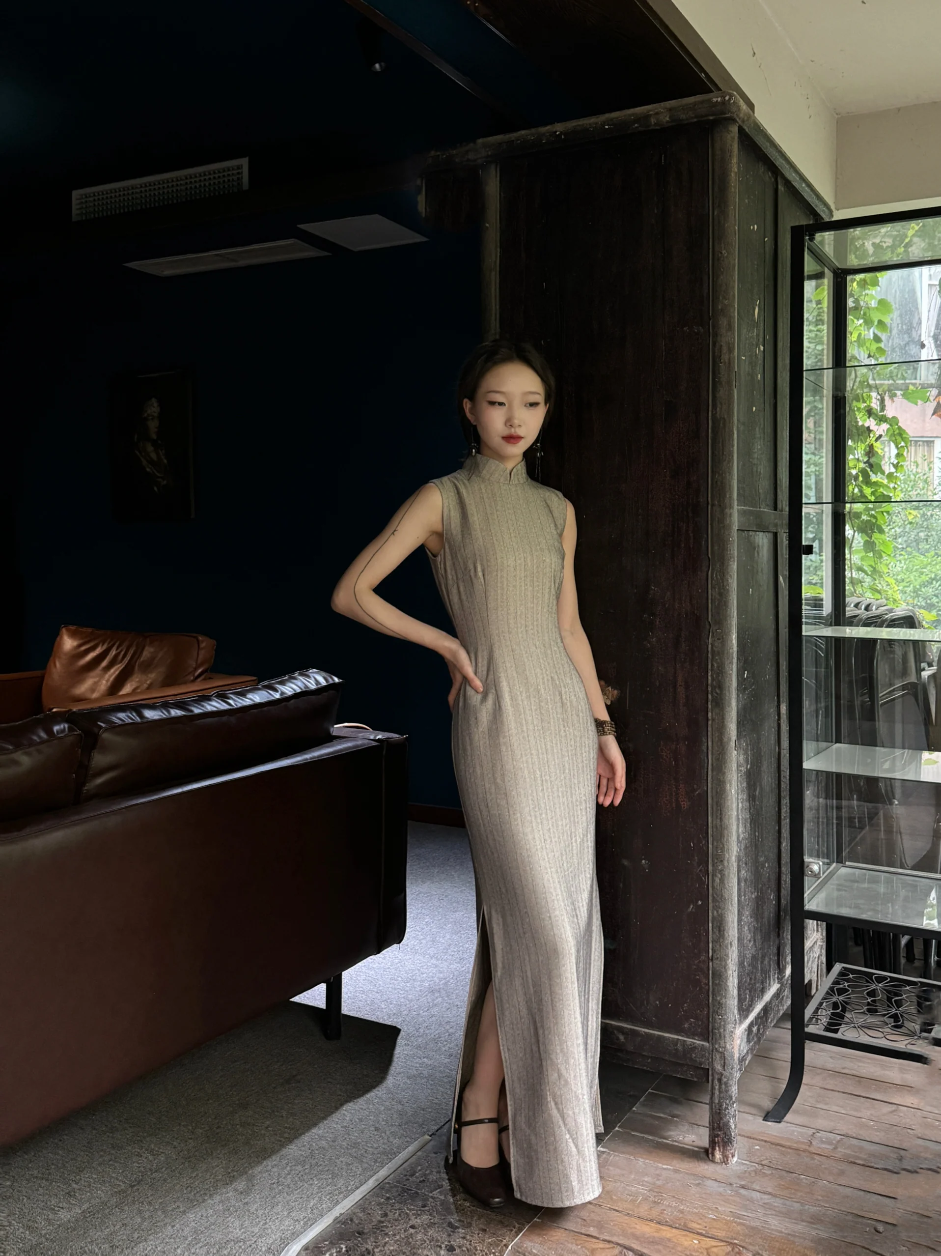 Sukè 素刻 Plain Carving Modernized Pinstripe Sleeveless Qipao - Image 14