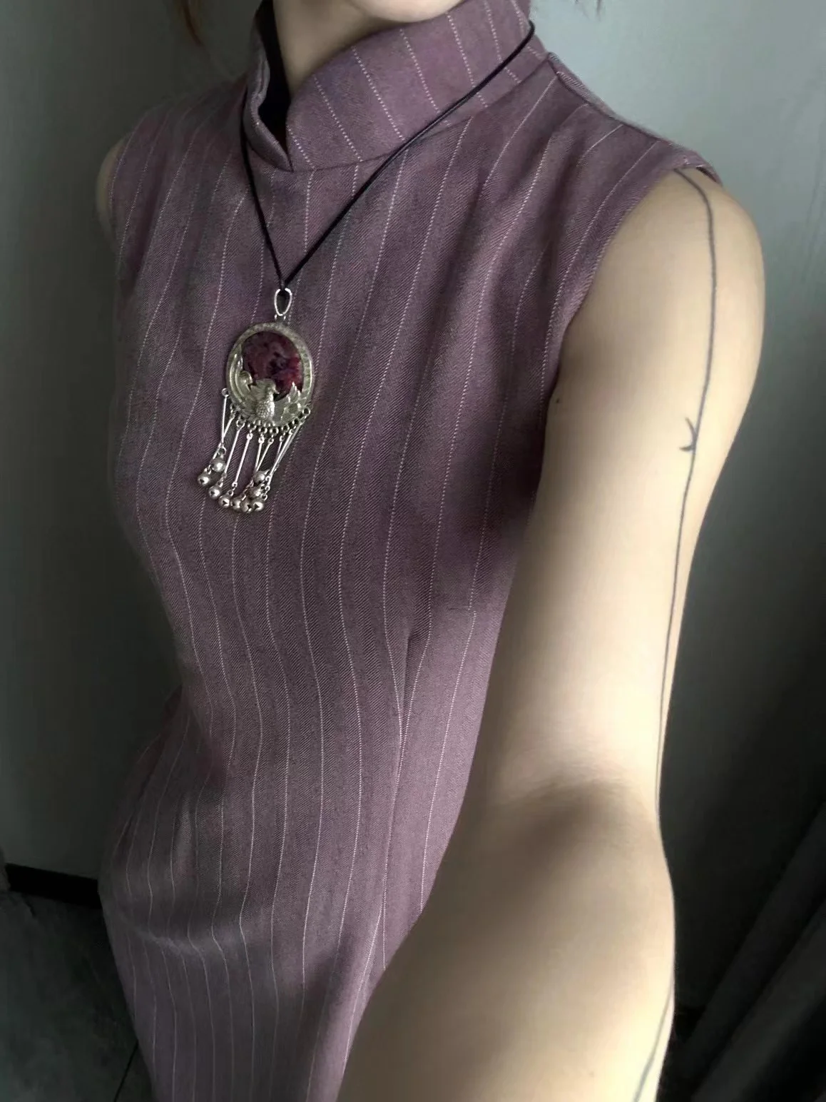 Sukè 素刻 Plain Carving Modernized Pinstripe Sleeveless Qipao - Image 5