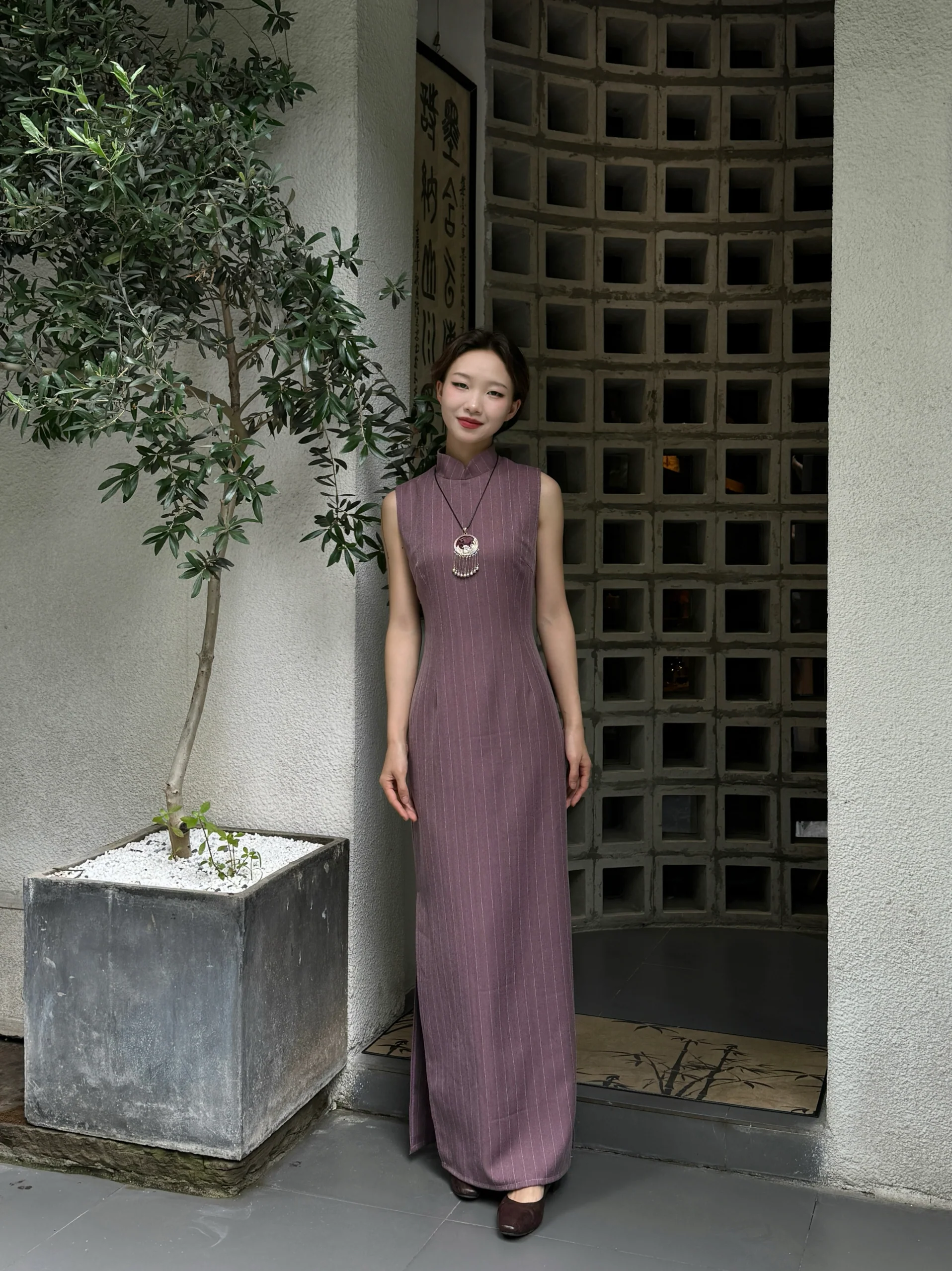 Sukè 素刻 Plain Carving Modernized Pinstripe Sleeveless Qipao - Image 6