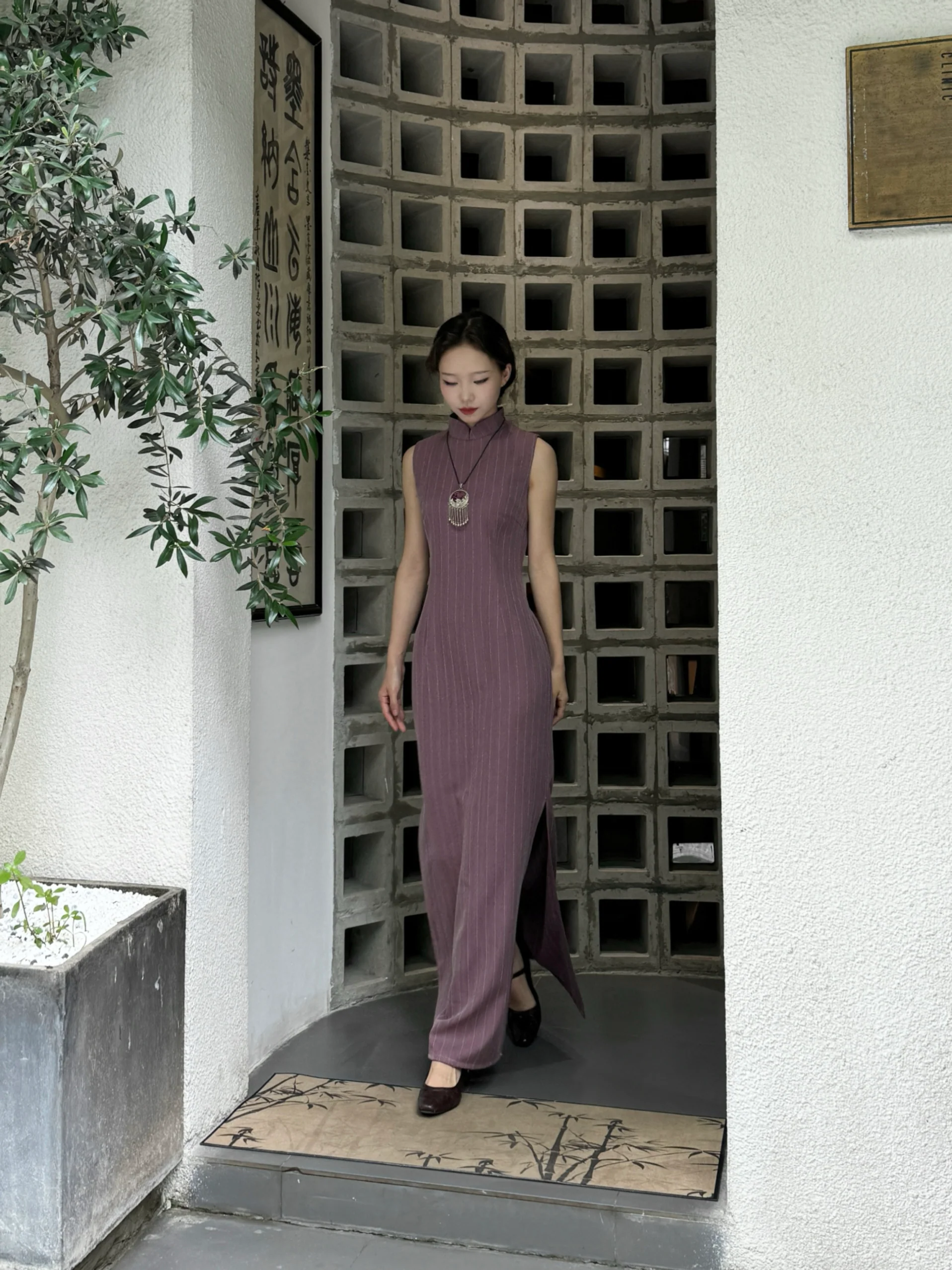 Sukè 素刻 Plain Carving Modernized Pinstripe Sleeveless Qipao - Image 7