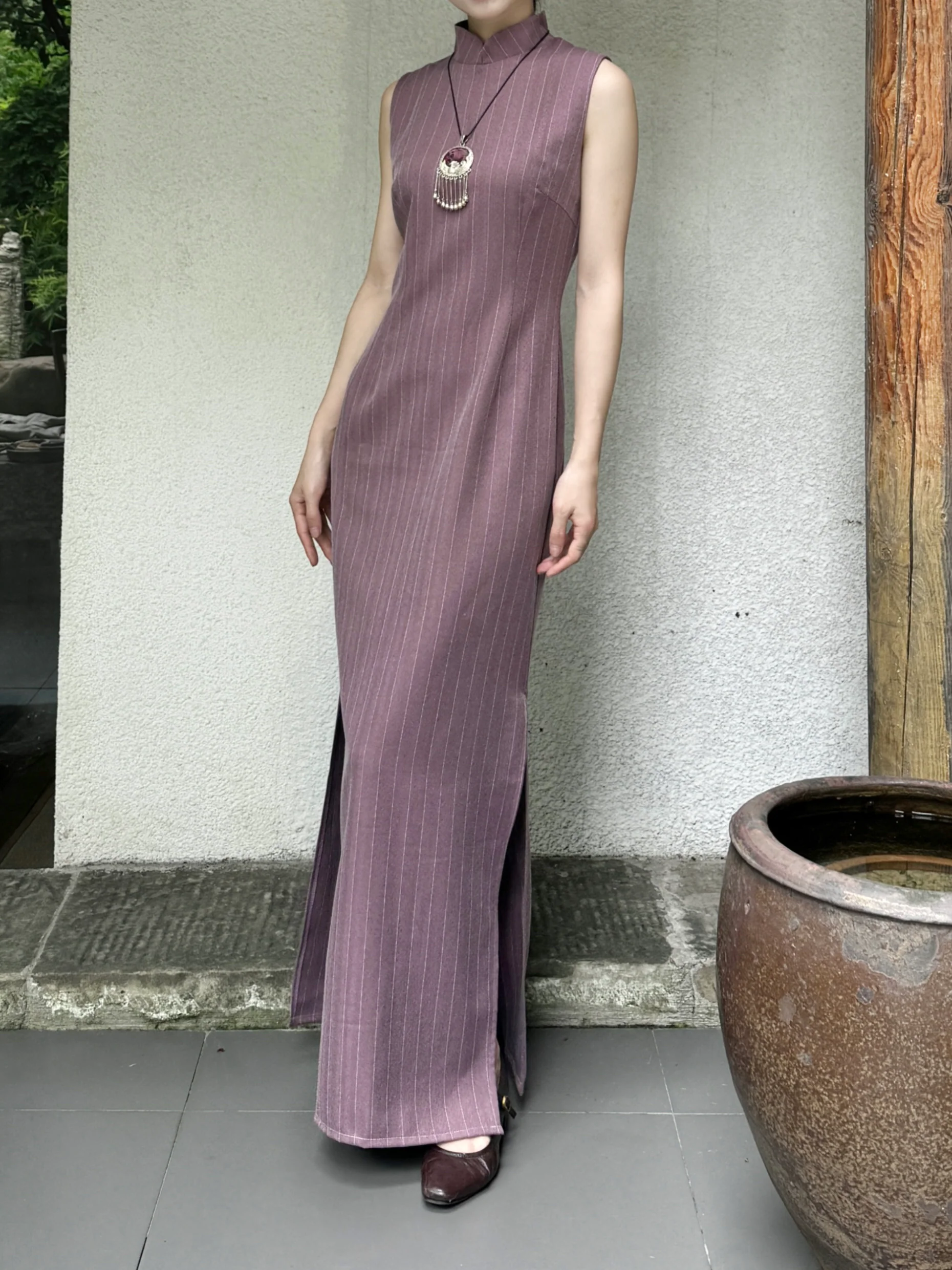 Sukè 素刻 Plain Carving Modernized Pinstripe Sleeveless Qipao - Image 8