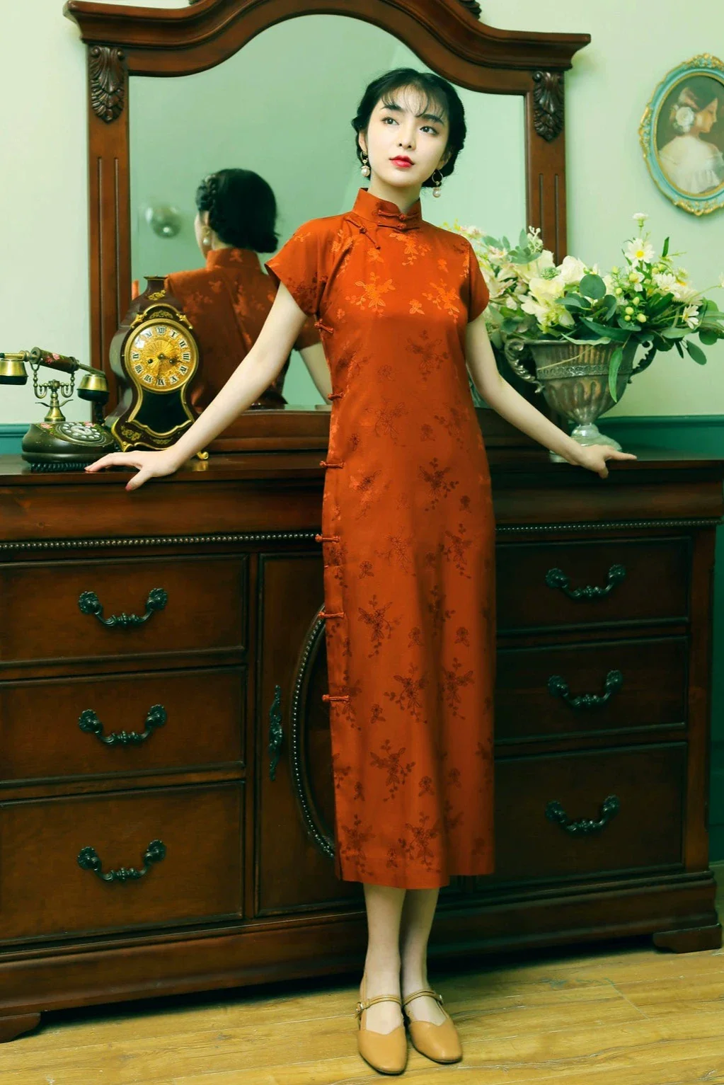 Tie Xu 铁锈 Rust Red 1930s Satin Floral Short Sleeve Qipao - Image 3
