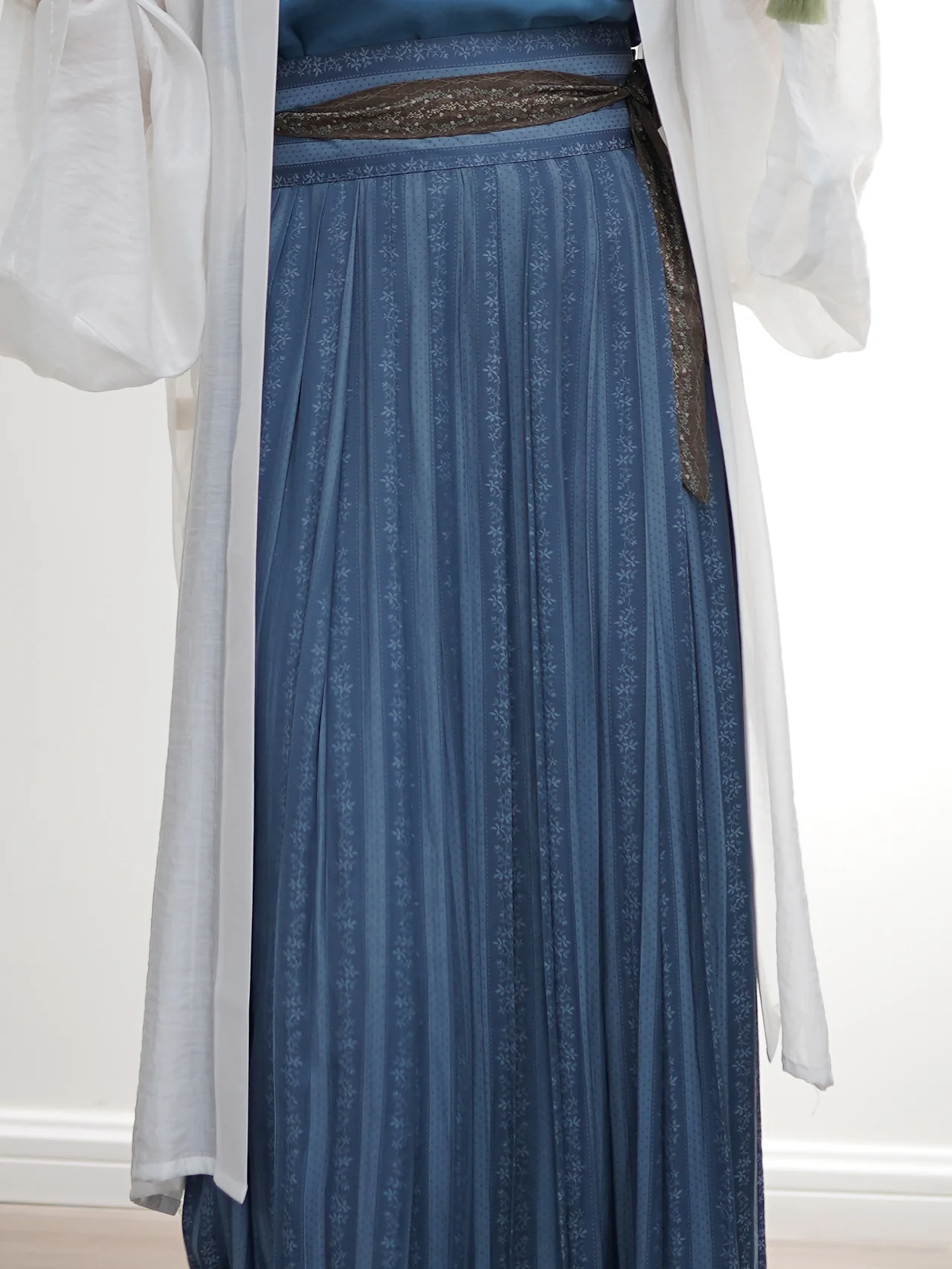 Xiao Huazhi 小花枝 Flowering Branch Song Dynasty Casual Baidiequn Hundred Pleat Skirt & Diaodai Tank Top Set - Image 8