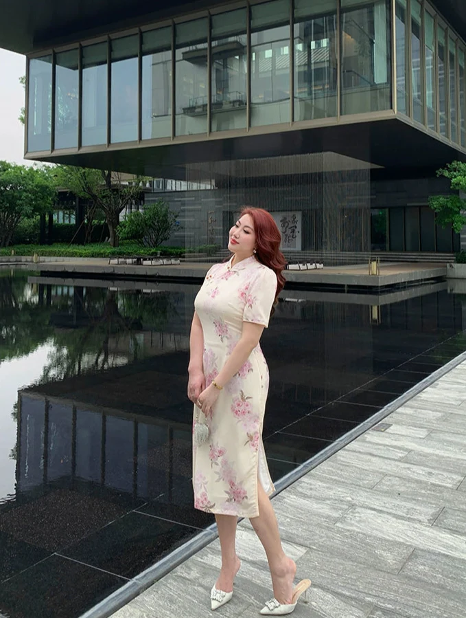Xiari Meigui 夏日玫瑰 Rosy Summer Plus Size Modernized Classic Floral Print Qipao - Image 8
