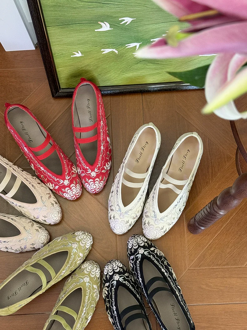 Xun Bu 迅步 Swift Steps 1910s & 1920s Qing Dynasty Embroidered Kitten Heels - Image 2