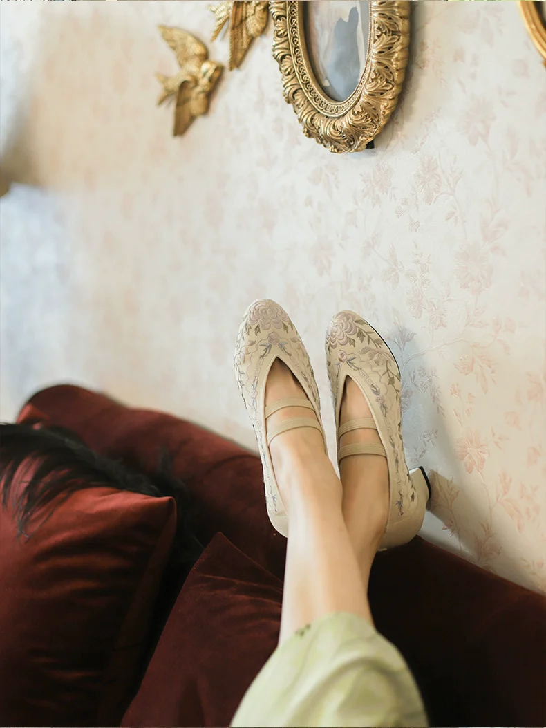 Xun Bu 迅步 Swift Steps 1910s & 1920s Qing Dynasty Embroidered Kitten Heels - Image 5
