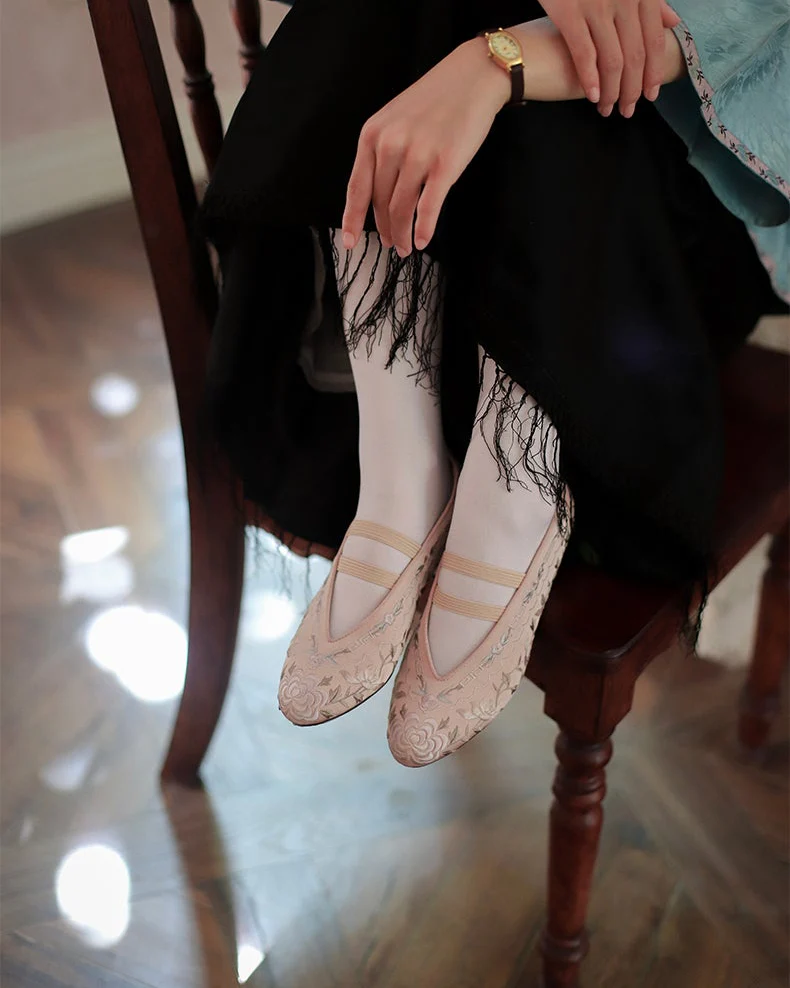 Xun Bu 迅步 Swift Steps 1910s & 1920s Qing Dynasty Embroidered Kitten Heels - Image 6