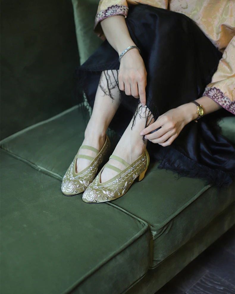 Xun Bu 迅步 Swift Steps 1910s & 1920s Qing Dynasty Embroidered Kitten Heels - Image 9