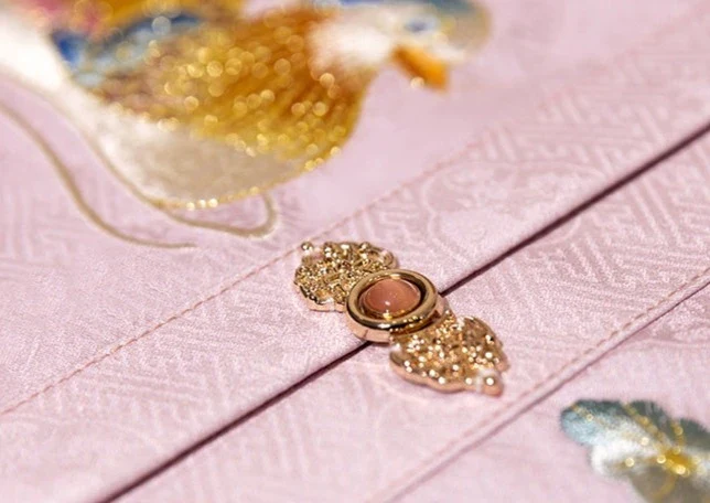 Ya Chi 鸭池 Duck Pond Ming Dynasty Embroidered Fangling Jacket & Mamian Aoqun Set - Image 12