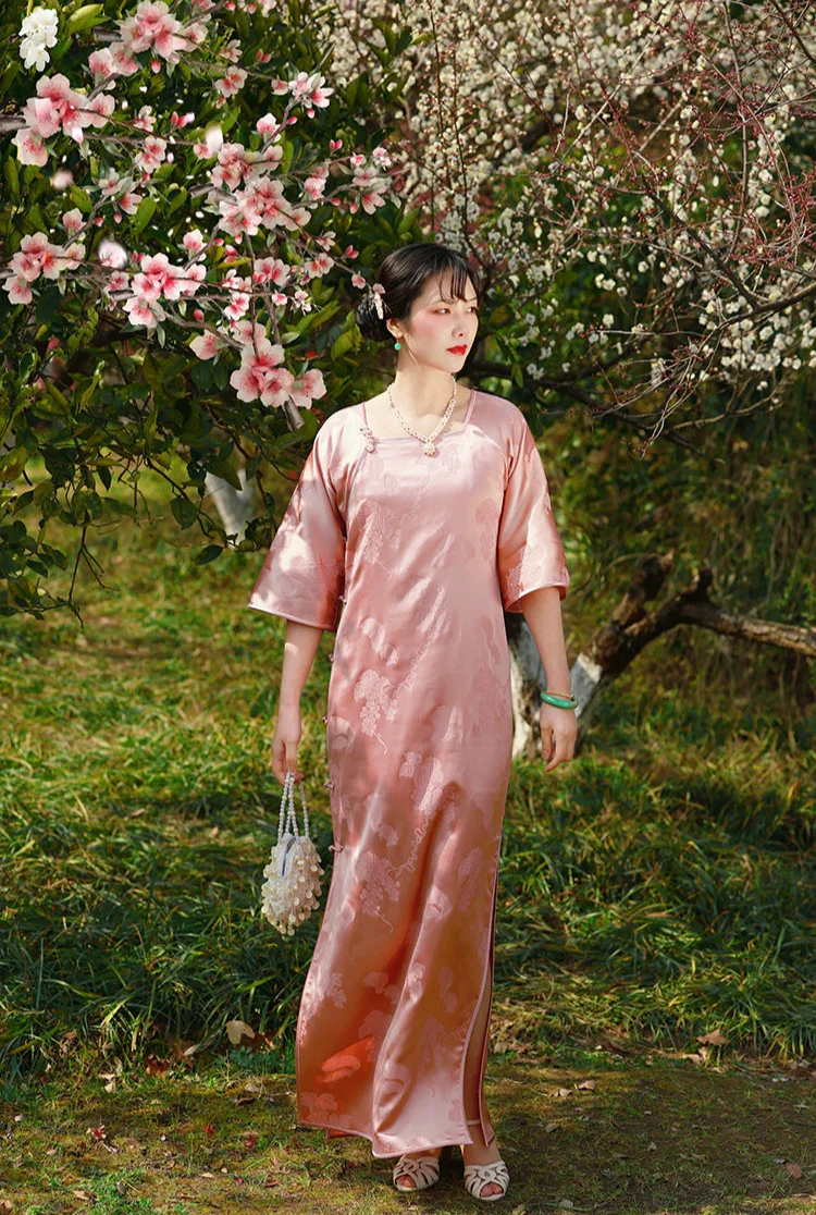 Yan Yan 胭胭 Rouge 1920s Collarless Jacquard Crepe Bell Sleeve Qipao - Image 3