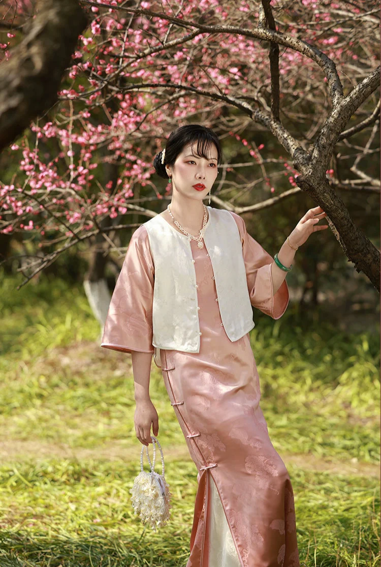 Yan Yan 胭胭 Rouge 1920s Collarless Jacquard Crepe Bell Sleeve Qipao - Image 4
