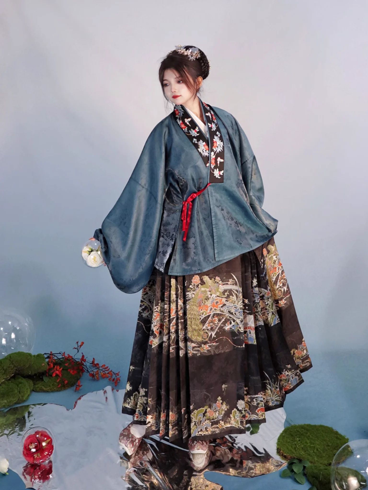 Yanzi 燕子 Golden Flowers & Auspicious Birds Middle Ming Mamian Qun - Image 2