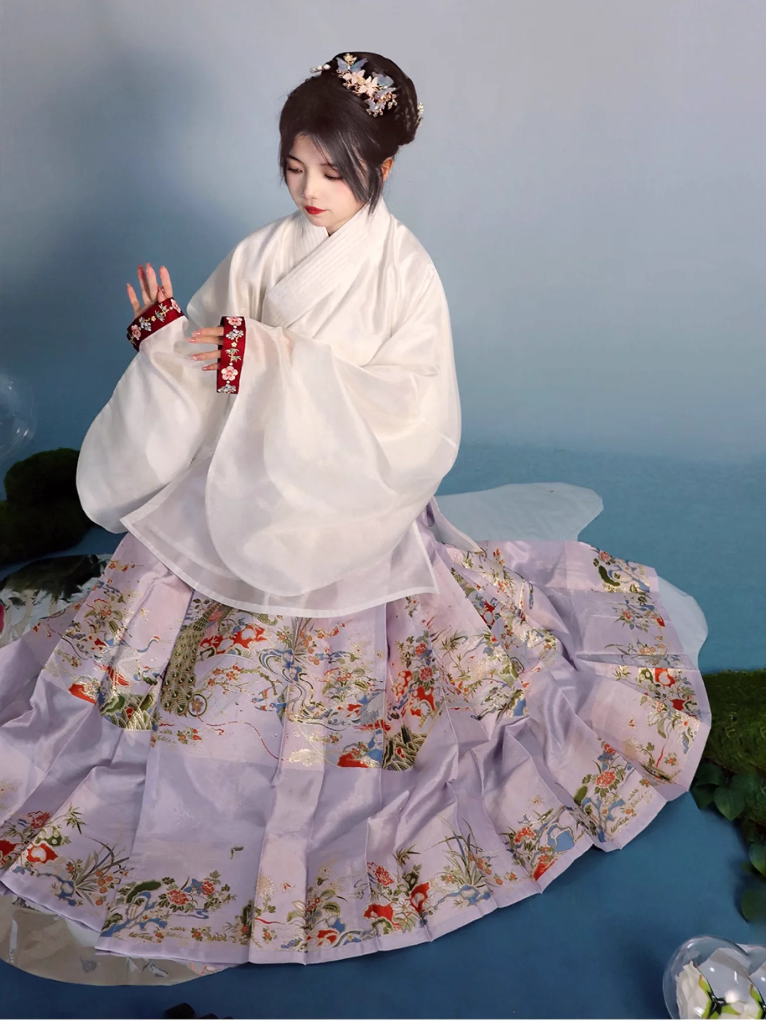 Yanzi 燕子 Golden Flowers & Auspicious Birds Middle Ming Mamian Qun - Image 7