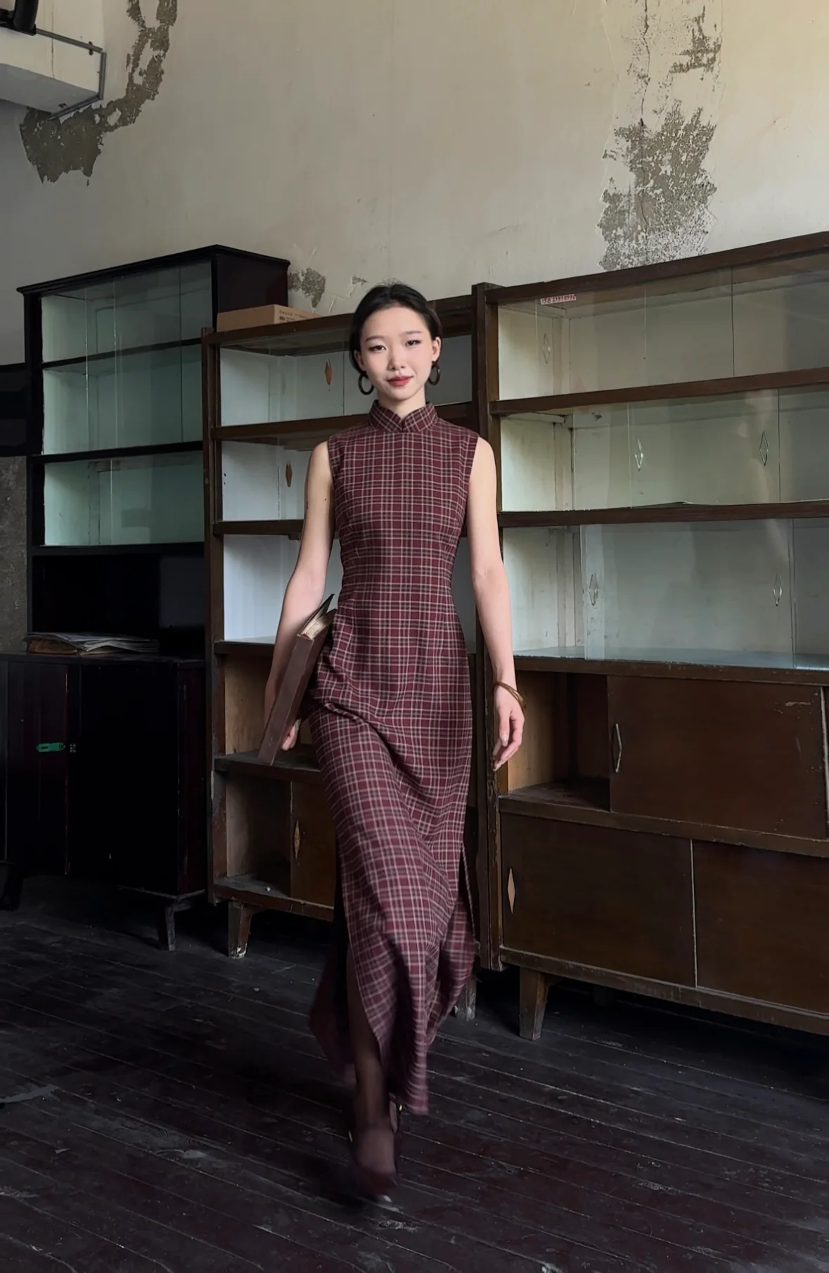 Yan Hong 砚红 Red Ink Modernized Plaid Flannel Sleeveless Qipao - Image 11