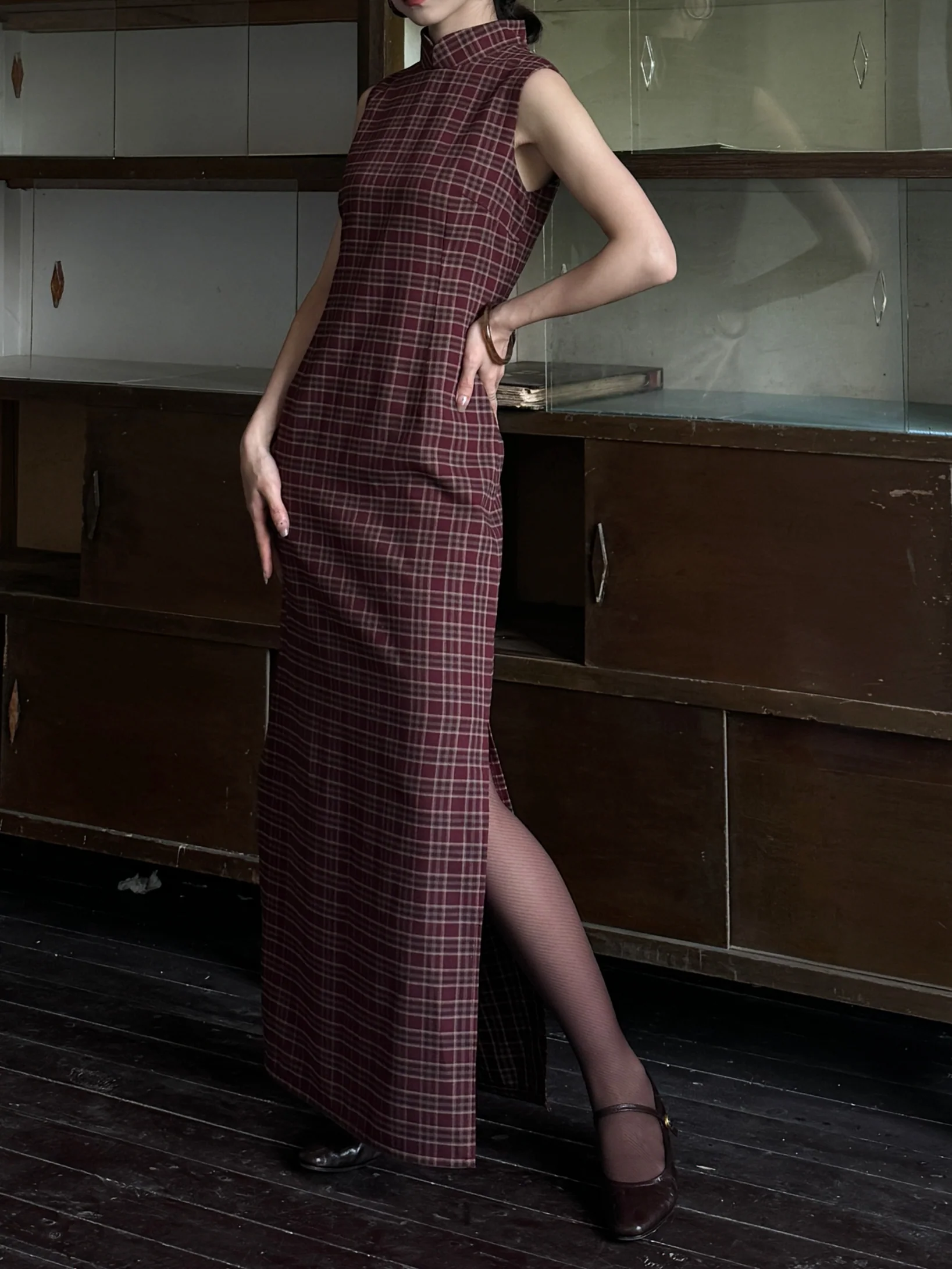 Yan Hong 砚红 Red Ink Modernized Plaid Flannel Sleeveless Qipao - Image 13