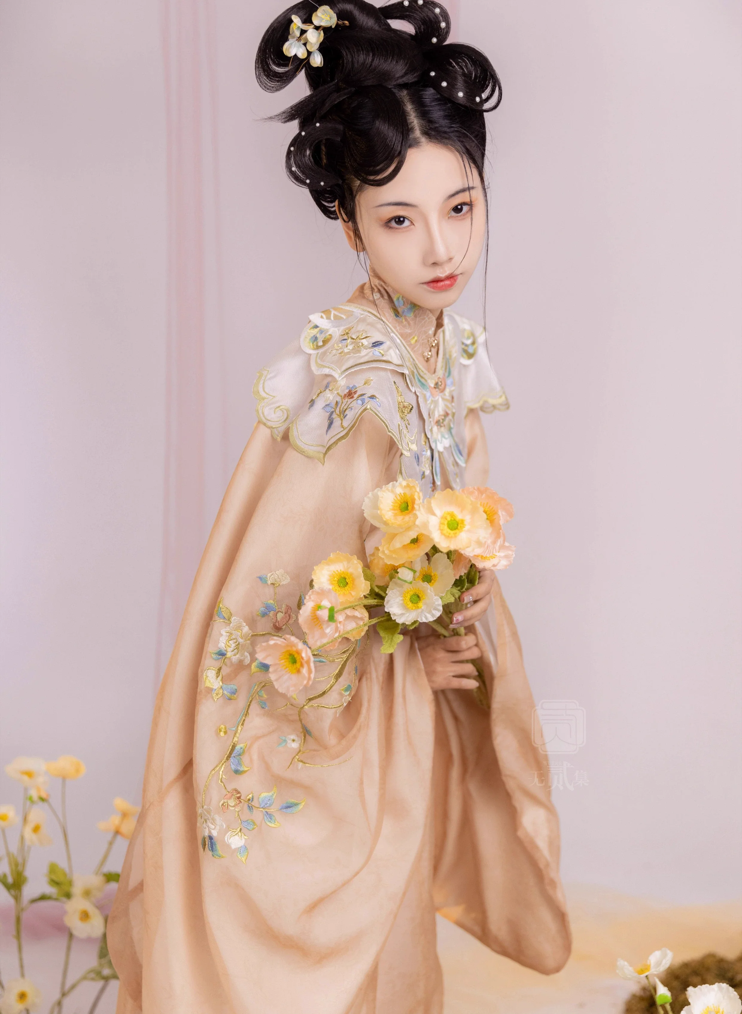 Yeyou Mancao 野有蔓草 Wild Vines Ming Dynasty Embroidered Aoqun Cloud Collar Set - Image 6