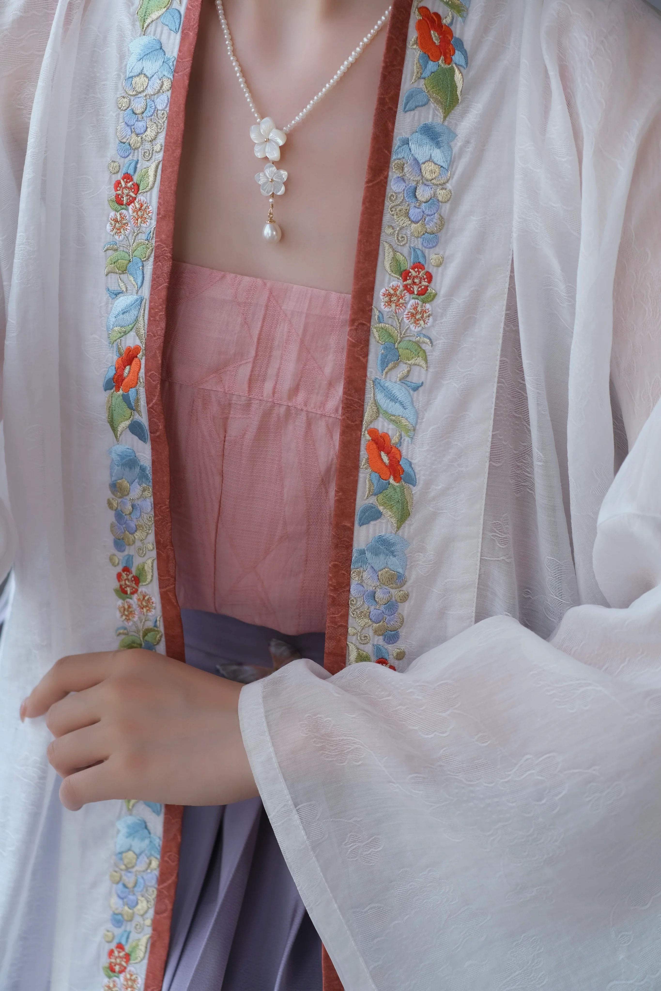 Yi Tiao 一条 Single Strip Song Dynasty Embroidered Floral Duanshan Short Top