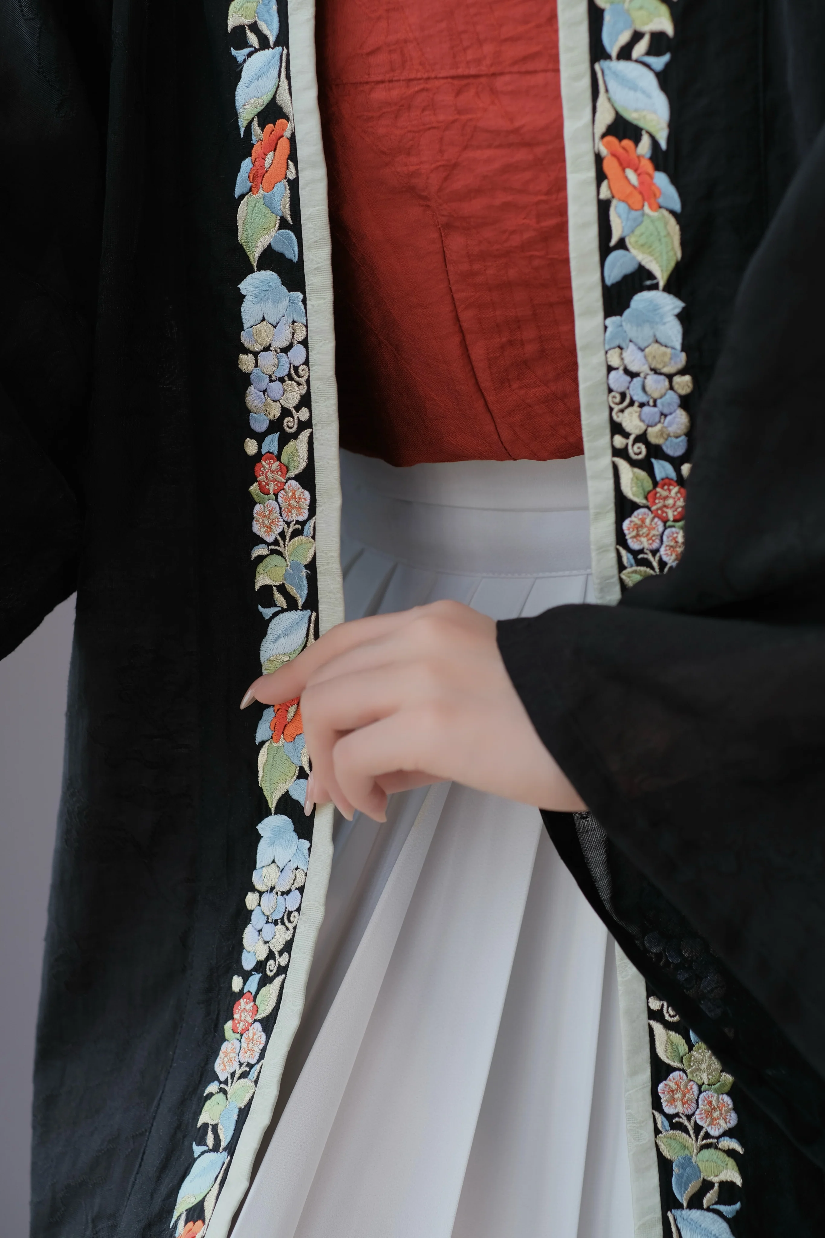 Yi Tiao 一条 Single Strip Song Dynasty Embroidered Floral Duanshan Short Top - Image 17