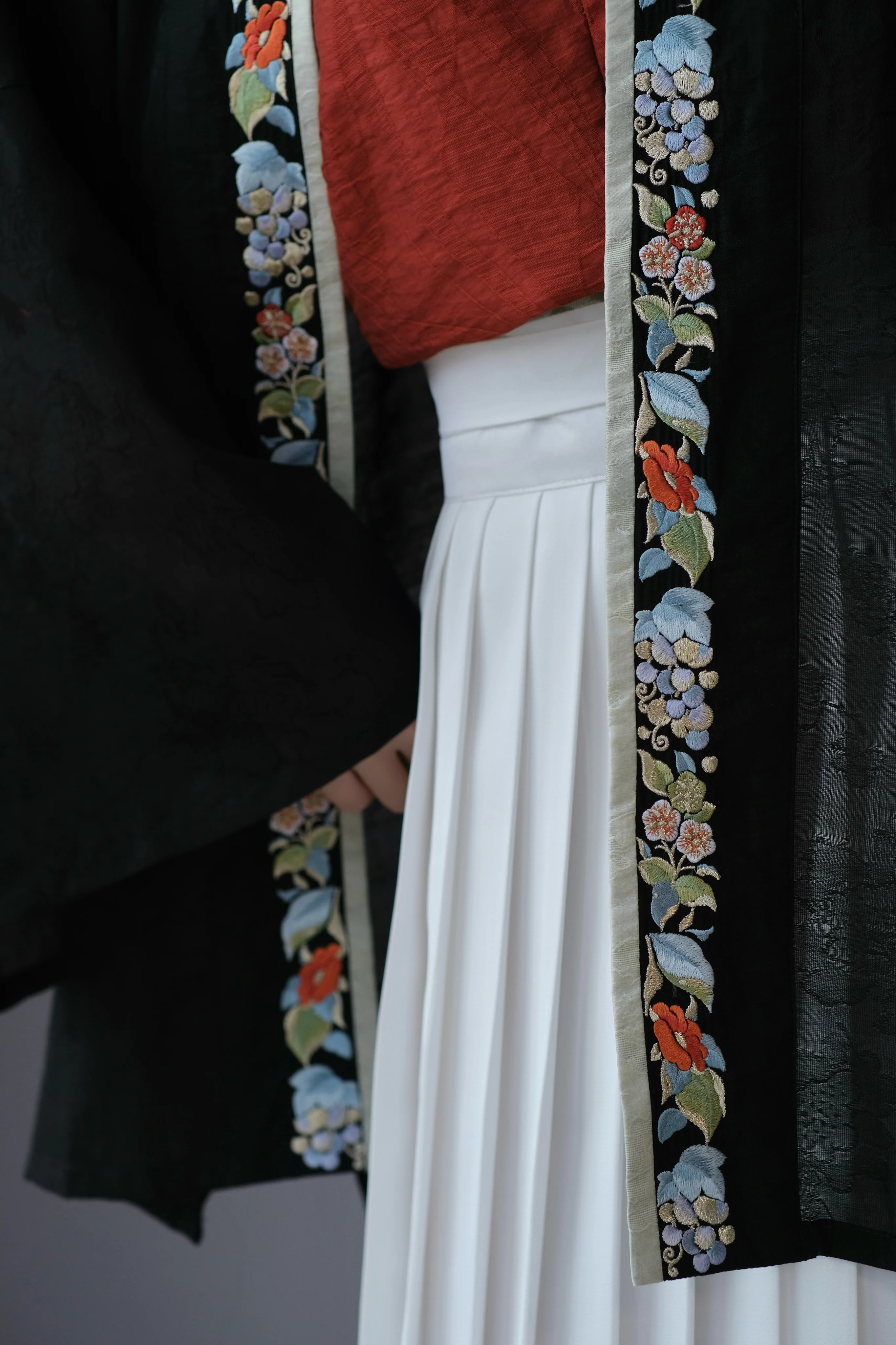 Yi Tiao 一条 Single Strip Song Dynasty Embroidered Floral Duanshan Short Top - Image 2