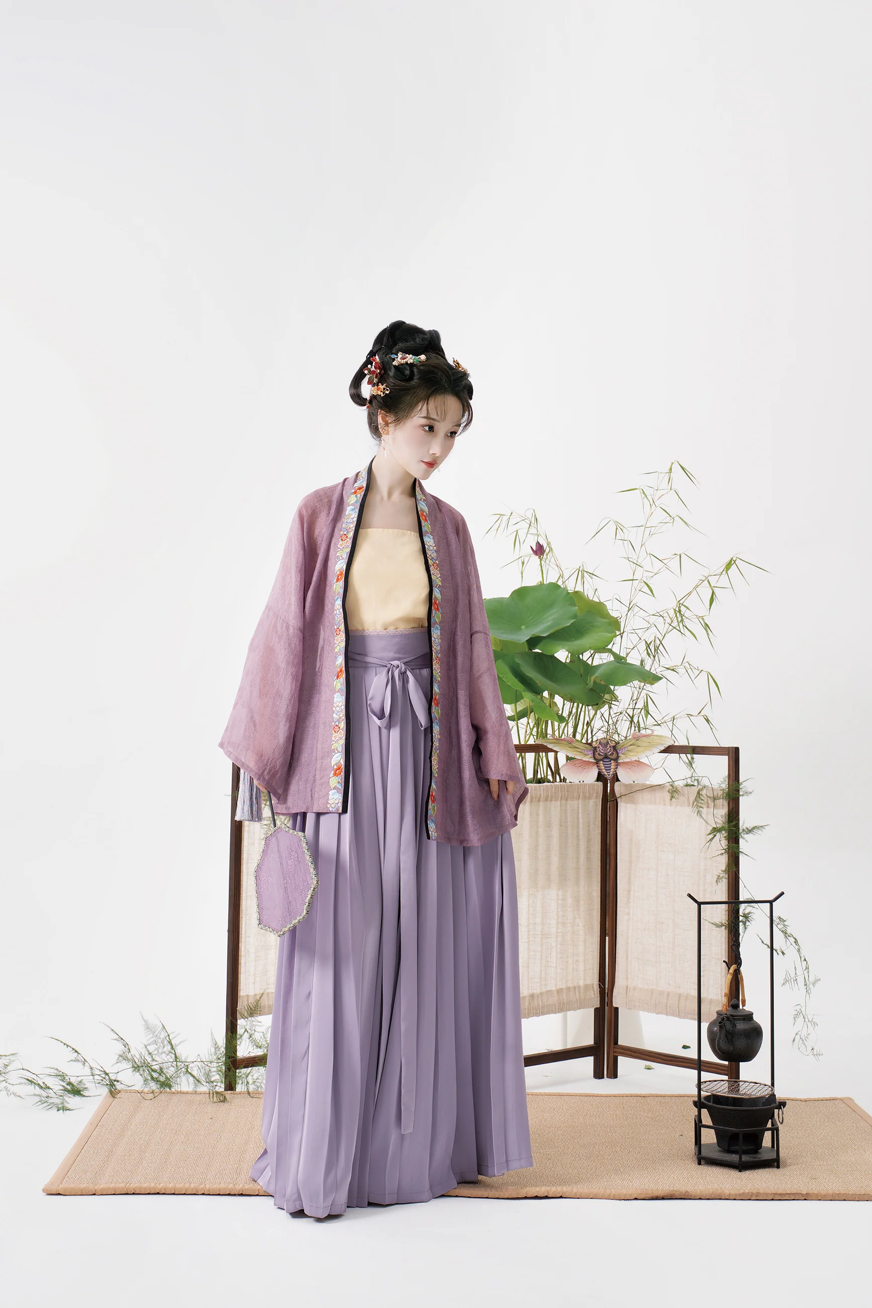 Yi Tiao 一条 Single Strip Song Dynasty Embroidered Floral Duanshan Short Top - Image 3