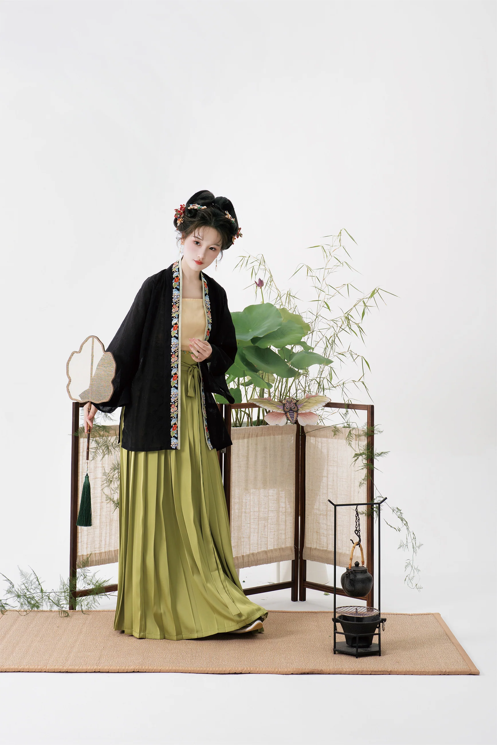 Yi Tiao 一条 Single Strip Song Dynasty Embroidered Floral Duanshan Short Top - Image 5