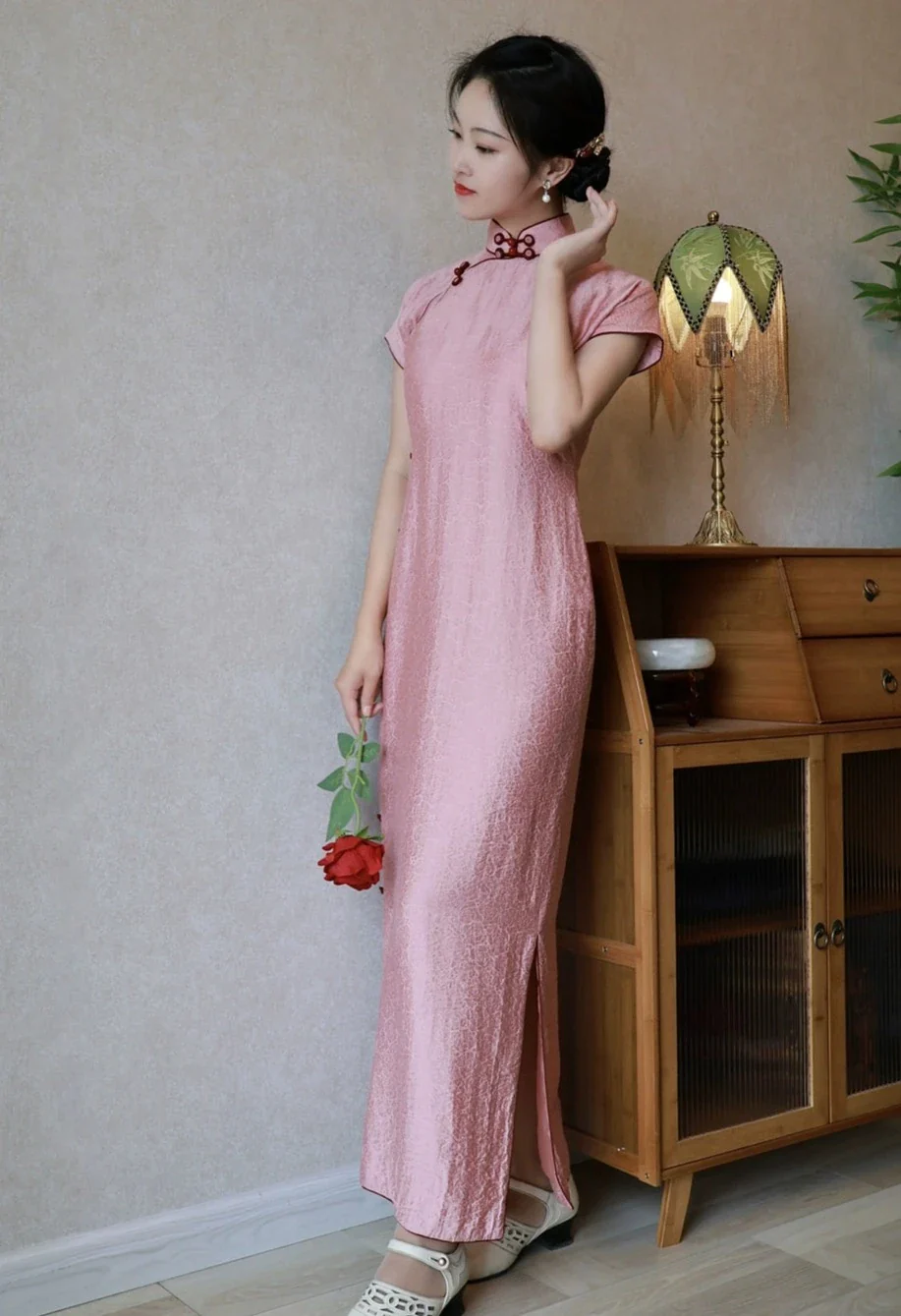 Ying Tao 樱桃 Cherry Pink 1930s Flower Knot Short Sleeve Qipao - Image 4