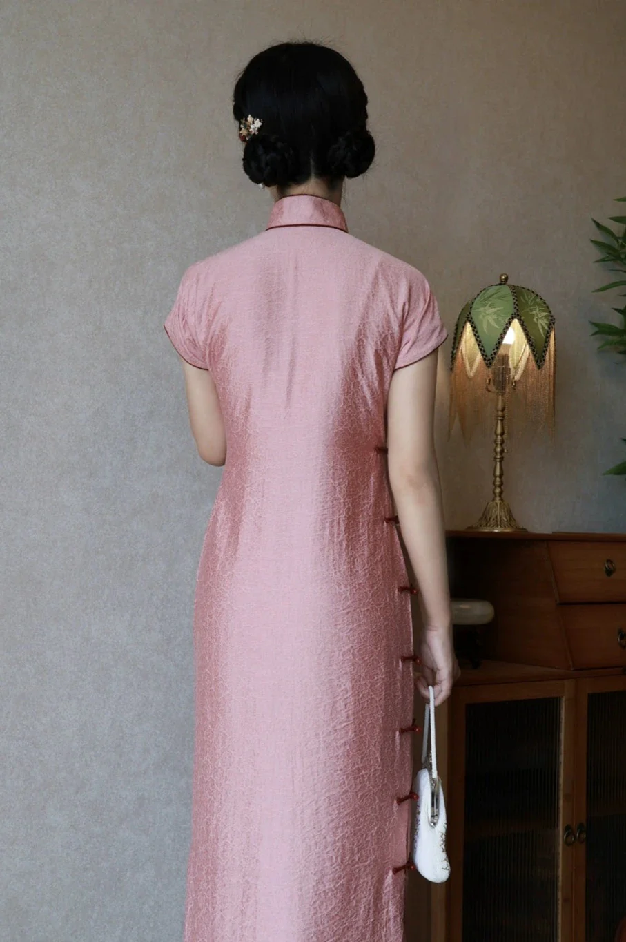 Ying Tao 樱桃 Cherry Pink 1930s Flower Knot Short Sleeve Qipao - Image 6