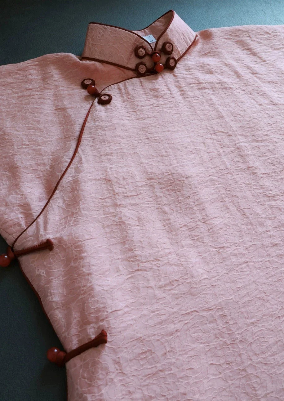 Ying Tao 樱桃 Cherry Pink 1930s Flower Knot Short Sleeve Qipao - Image 9
