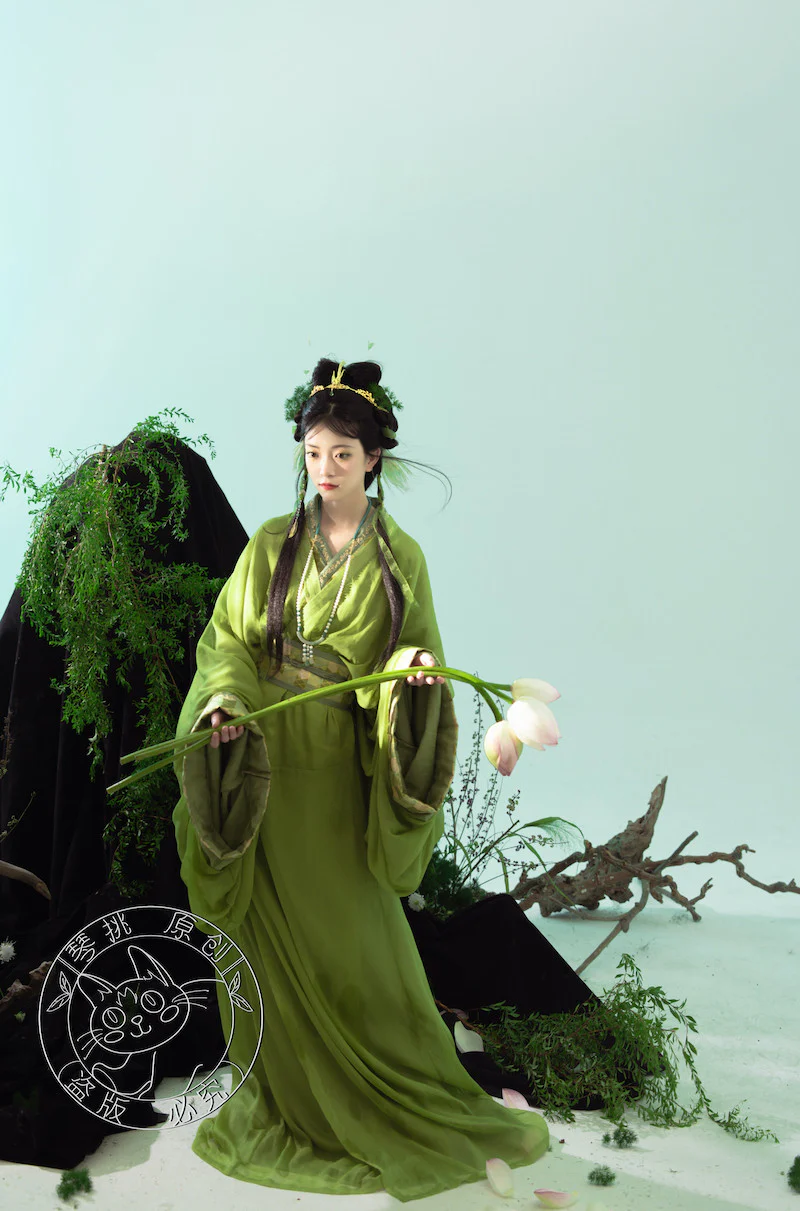 Yu Ying 遇萤 Encountering a Firefly Modernized Warring States Zhiju Straight Hem Robe Set - Image 4