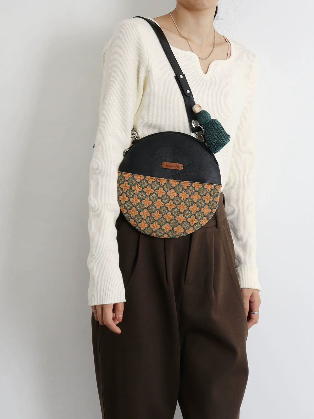 Yuan Gu Hua 圆古花 Round Ancient Flower Leather Purse - Image 3