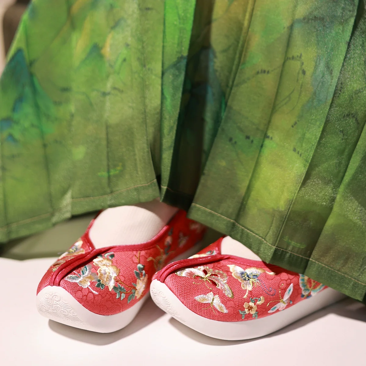 Yun Bu 云步 Hundred Butterfly Embroidered Song Ming Gong Xie Shoes - Image 10