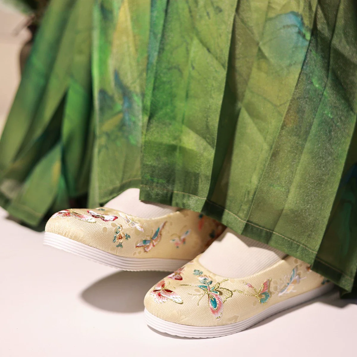 Yun Bu 云步 Hundred Butterfly Embroidered Song Ming Gong Xie Shoes - Image 12