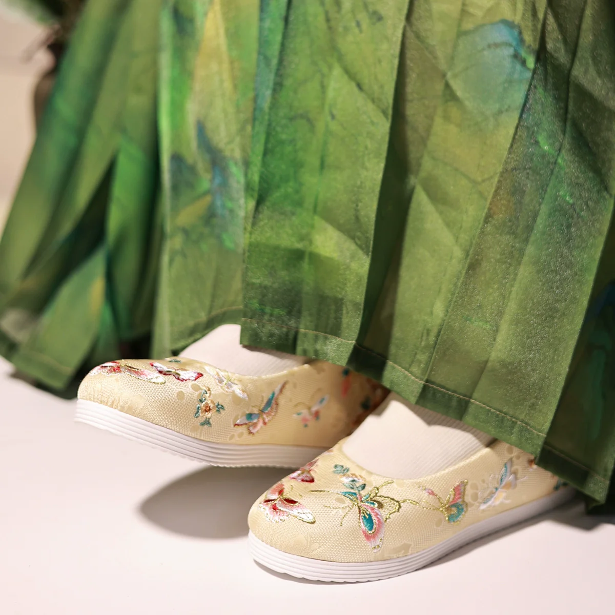 Yun Bu 云步 Hundred Butterfly Embroidered Song Ming Gong Xie Shoes - Image 3