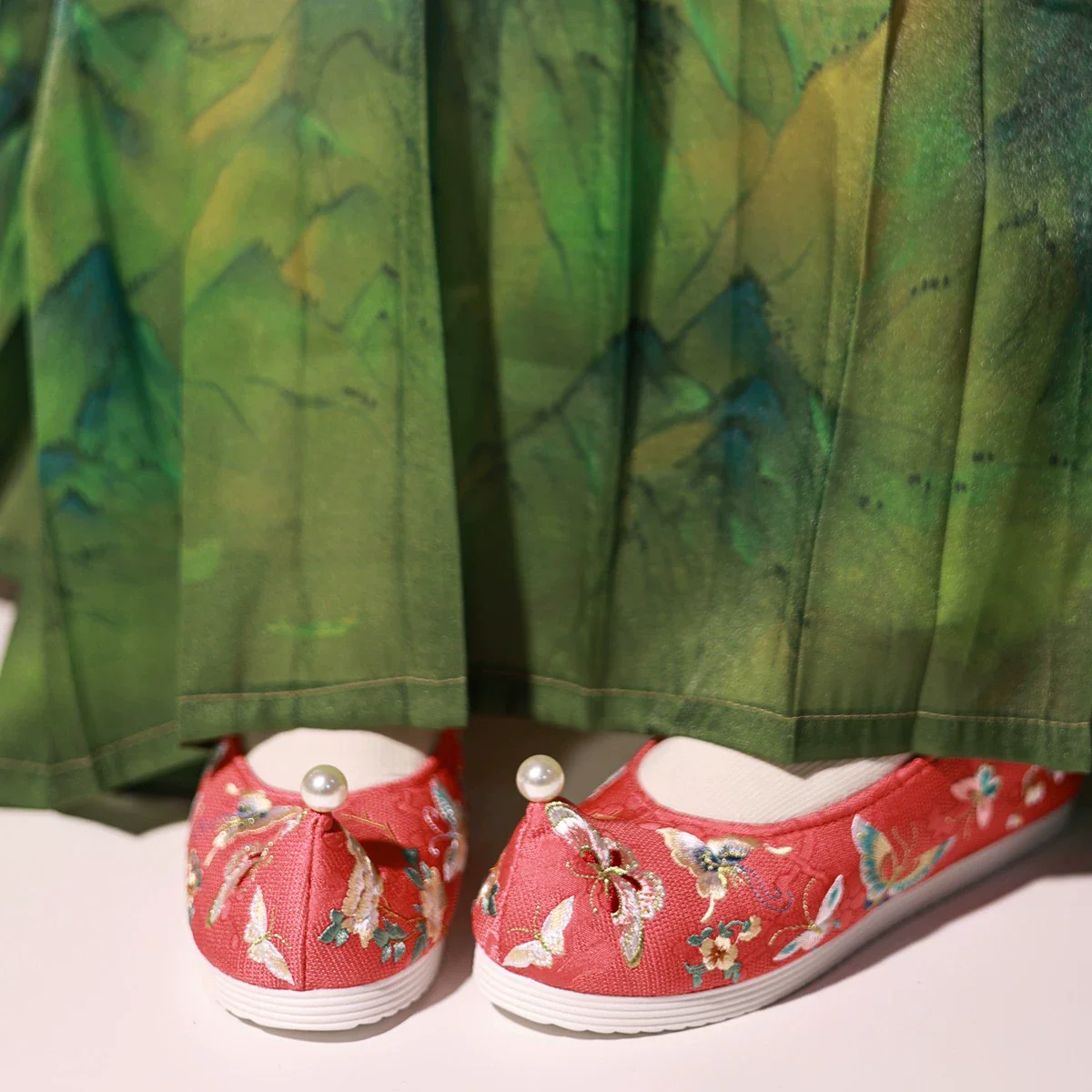 Yun Bu 云步 Hundred Butterfly Embroidered Song Ming Gong Xie Shoes - Image 4