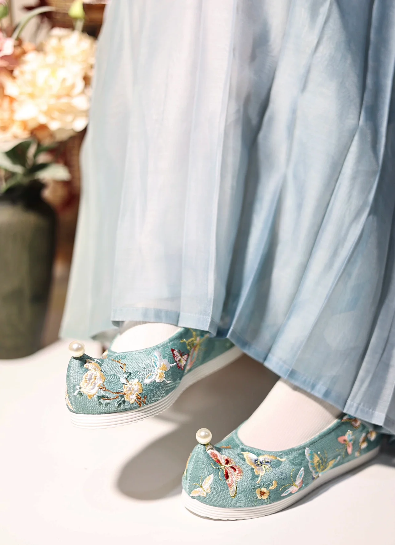 Yun Bu 云步 Hundred Butterfly Embroidered Song Ming Gong Xie Shoes - Image 5