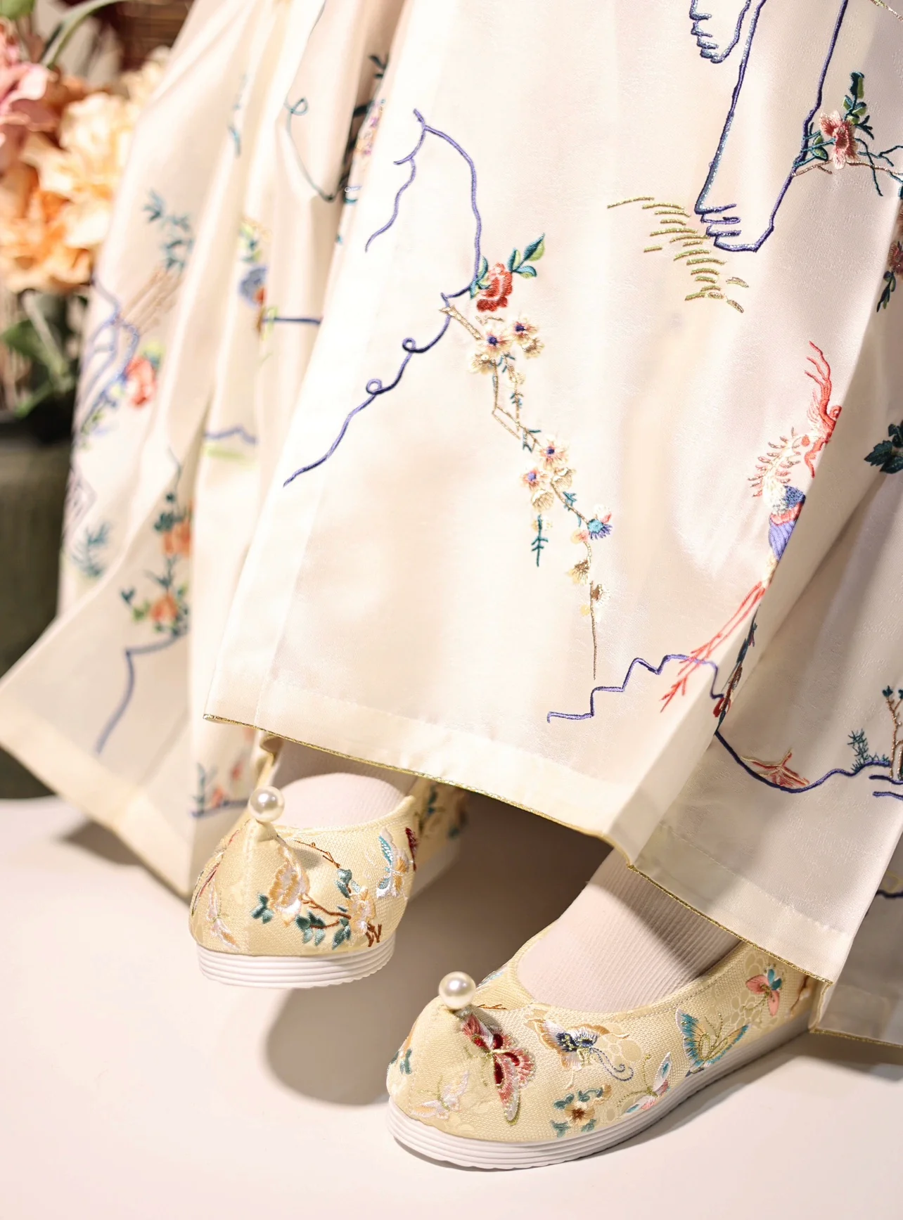 Yun Bu 云步 Hundred Butterfly Embroidered Song Ming Gong Xie Shoes - Image 6