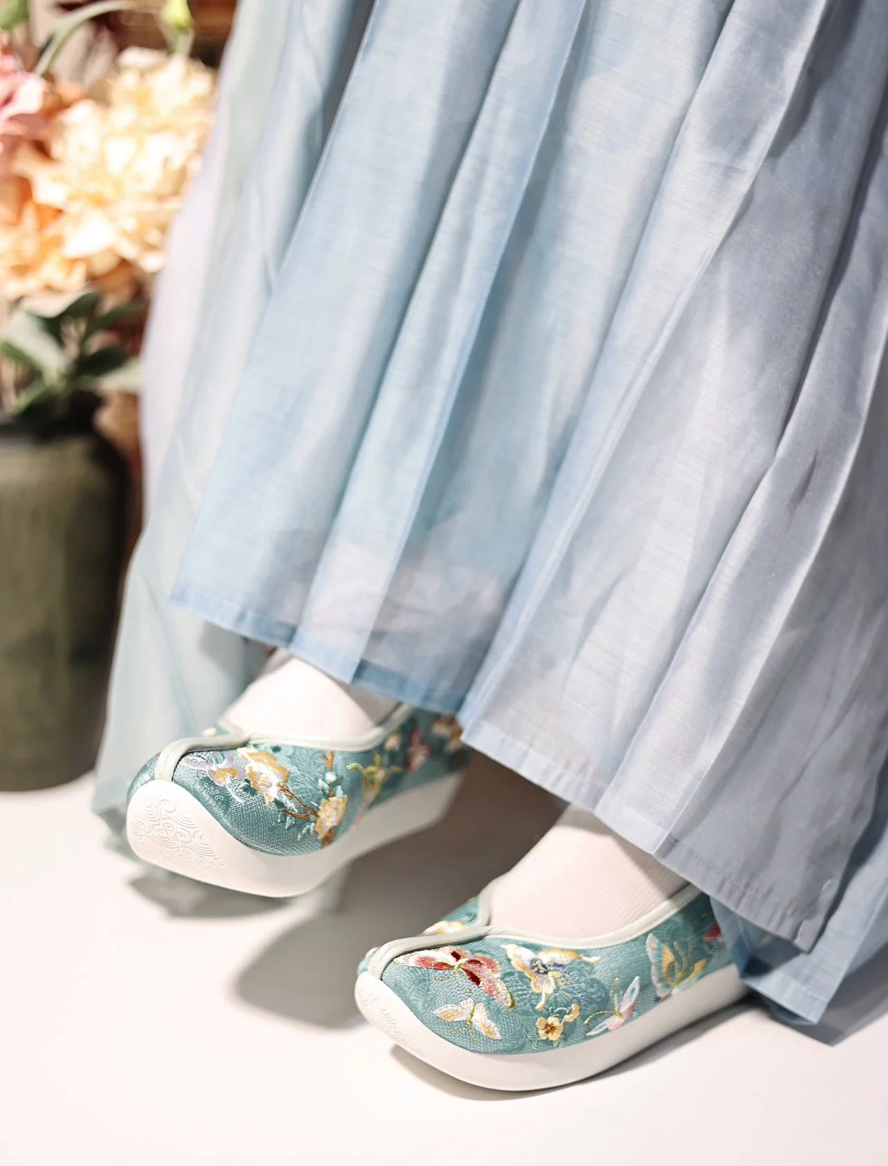 Yun Bu 云步 Hundred Butterfly Embroidered Song Ming Gong Xie Shoes - Image 8