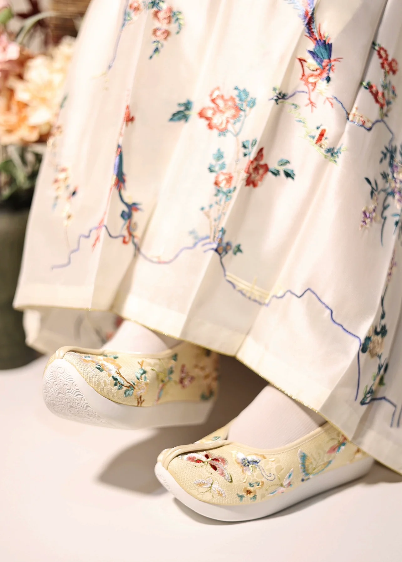 Yun Bu 云步 Hundred Butterfly Embroidered Song Ming Gong Xie Shoes - Image 9