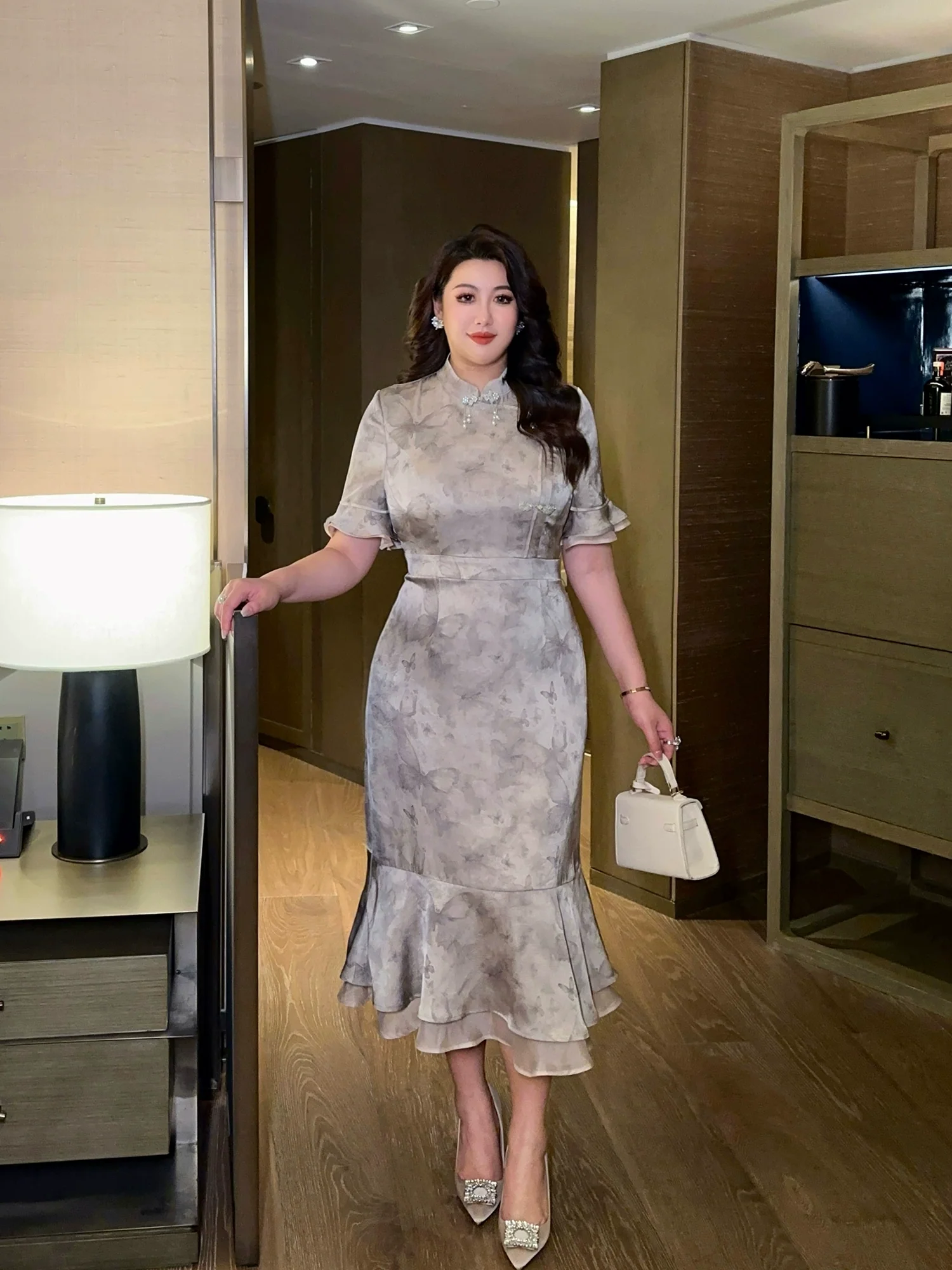 Yue E' 月蛾 Moon Moth Plus Size Modernized Pearl Trumpet Skirt Butterfly Sleeve Qipao - Image 2